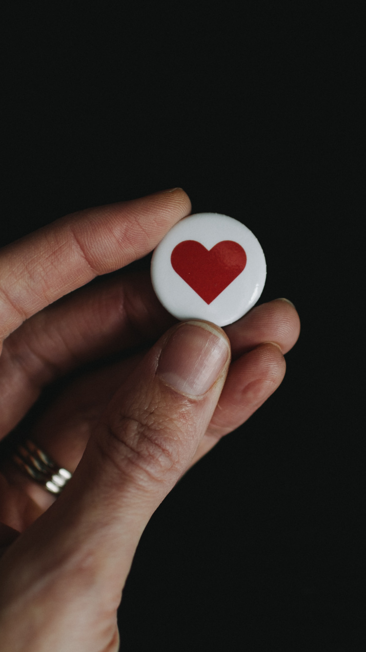 Обои красный цвет, палец, ноготь, кольцо, мяч в разрешении 750x1334