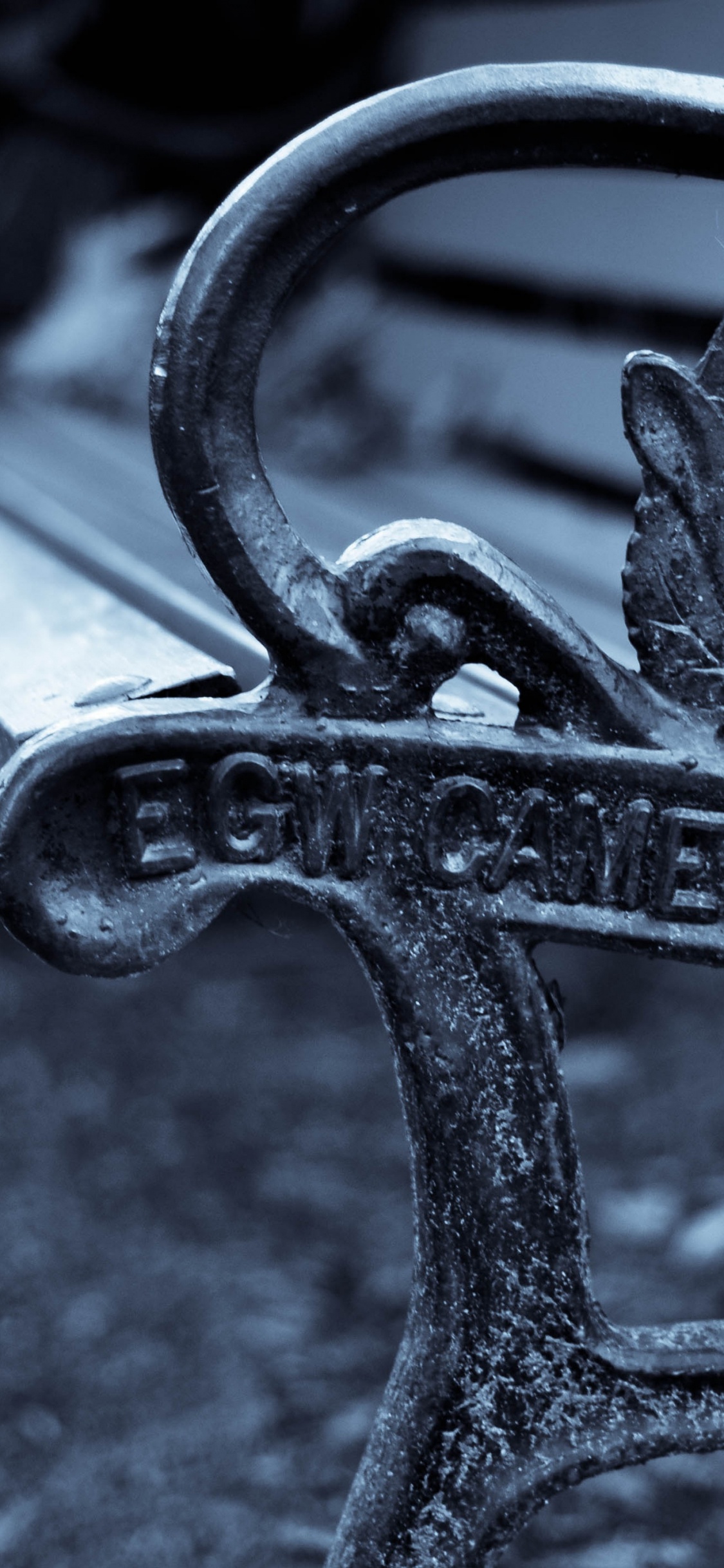 Обои черный, металл, черно-белая фотография в разрешении 1125x2436