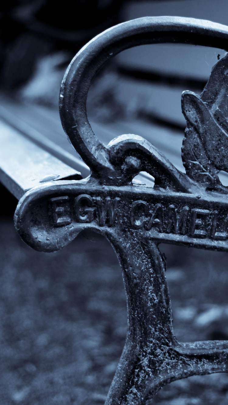 Обои черный, металл, черно-белая фотография в разрешении 750x1334