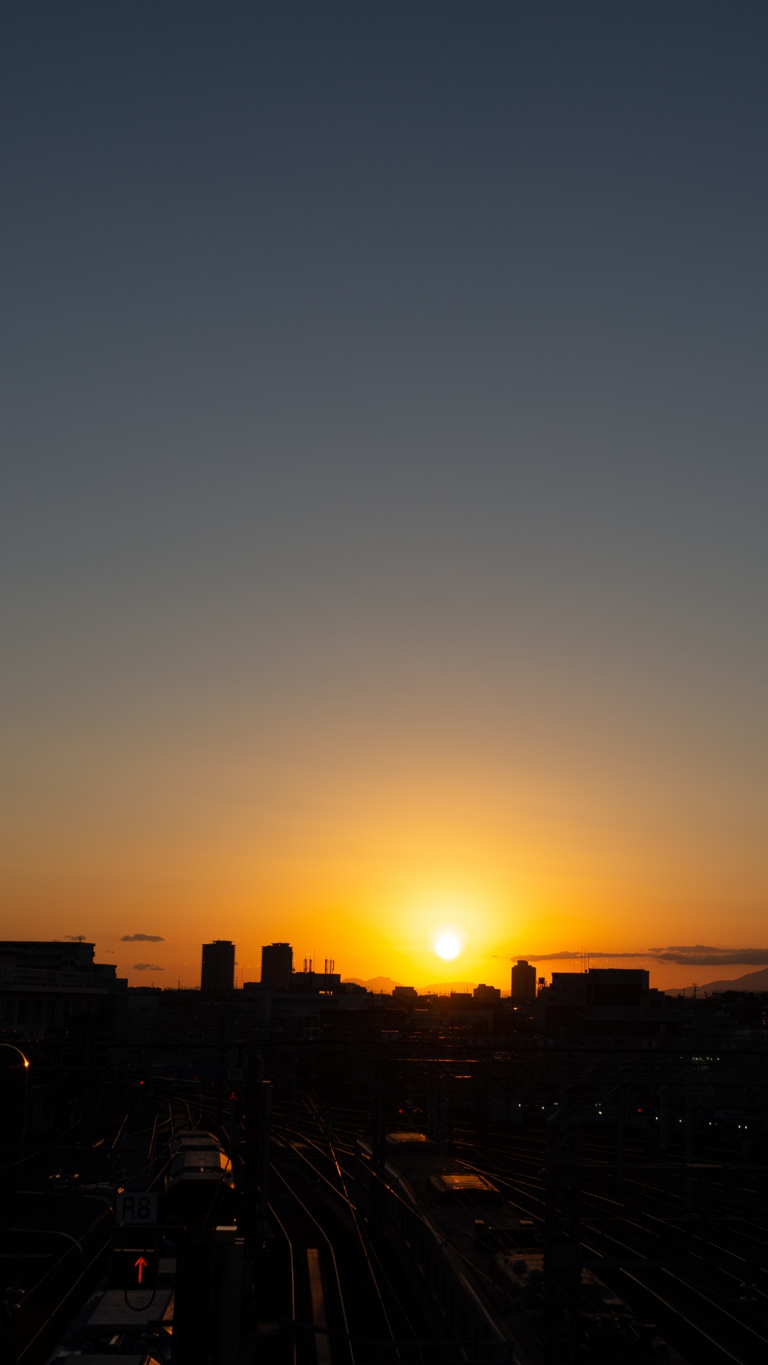 Обои закат, горизонт, восход солнца, послесвечение, облако в разрешении 1080x1920