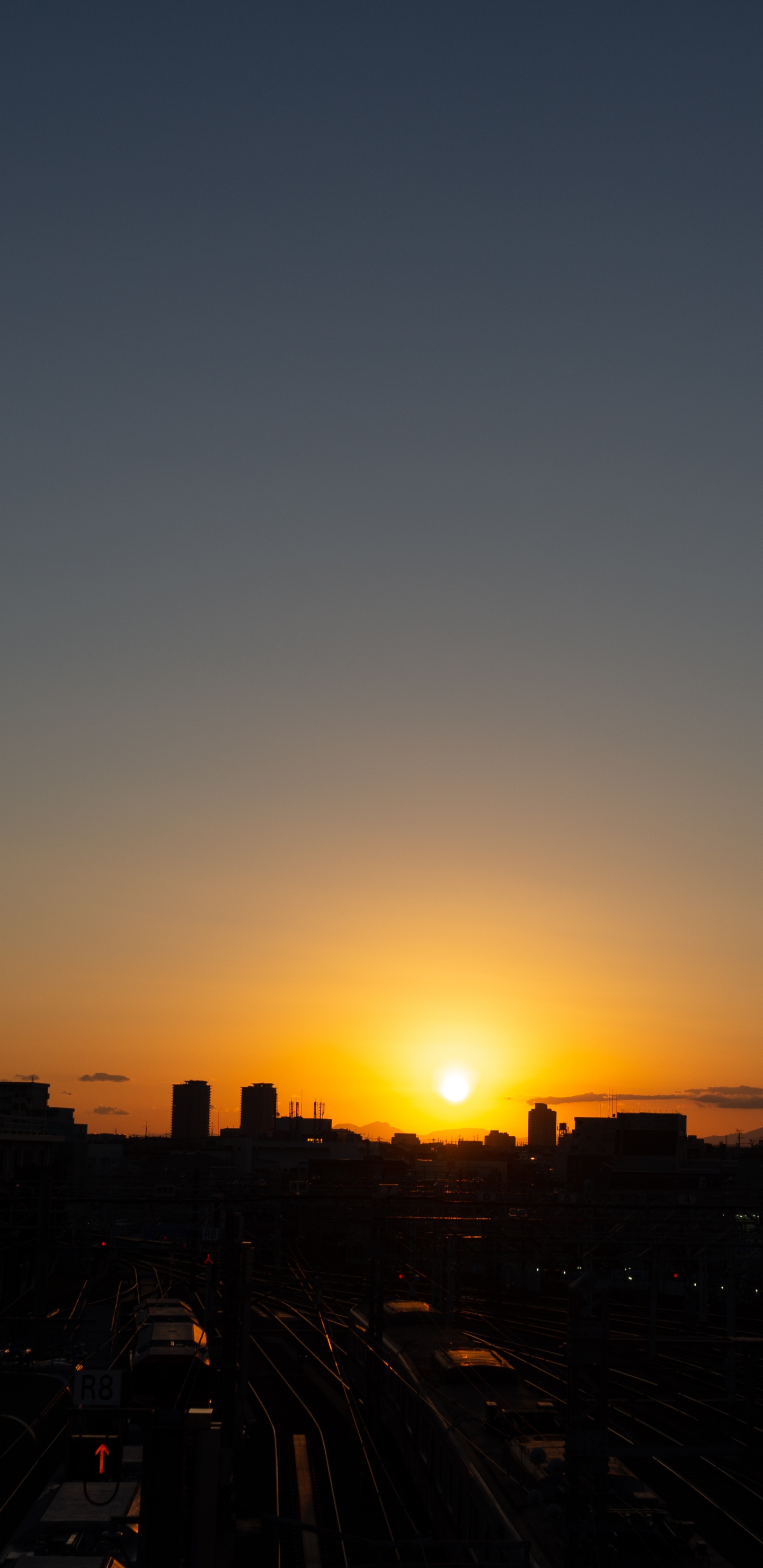 Обои закат, горизонт, восход солнца, послесвечение, облако в разрешении 1440x2960