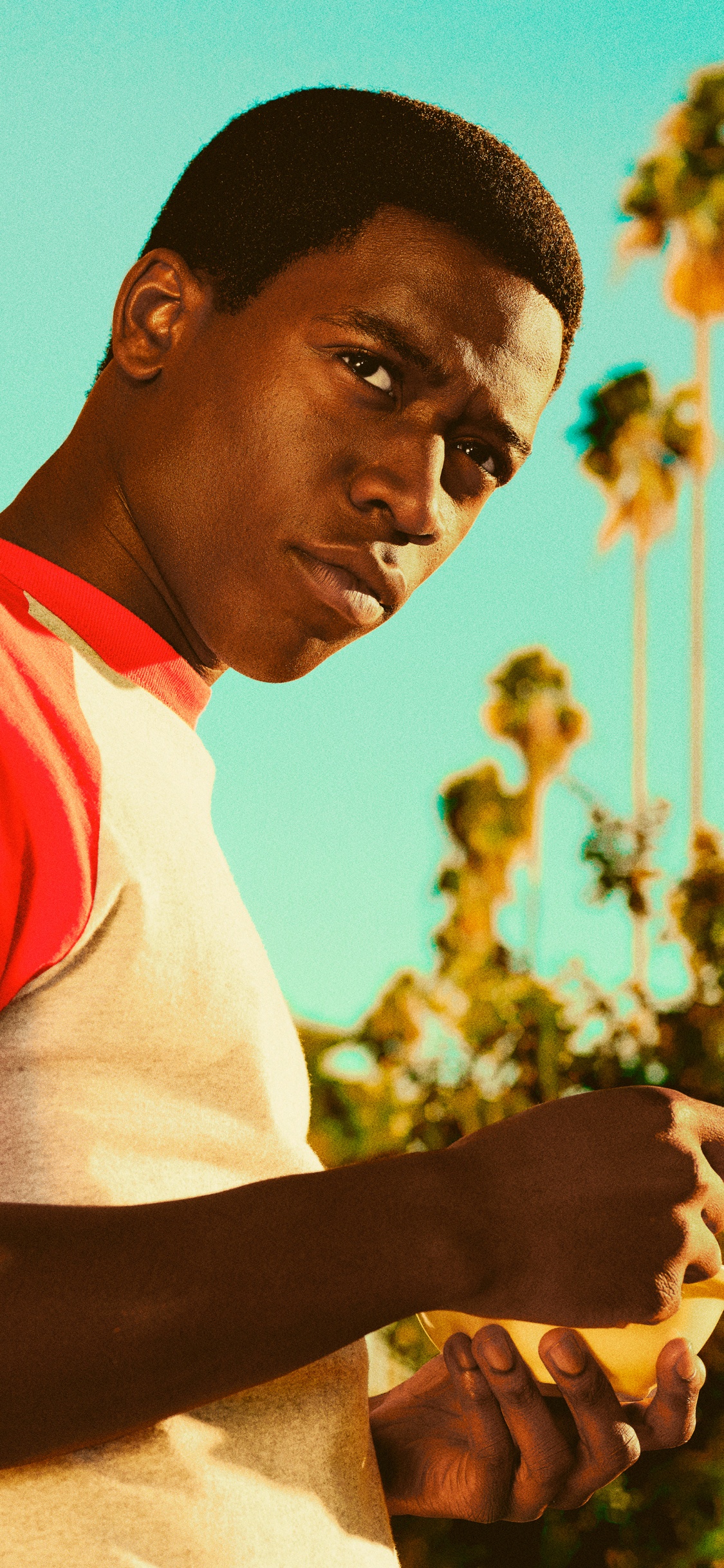 Обои снегопад, Франклин Сен, желтый, молодость, улыбка в разрешении 1125x2436