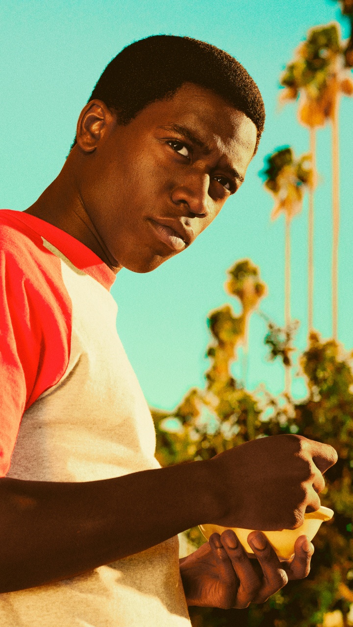 Обои снегопад, Франклин Сен, желтый, молодость, улыбка в разрешении 720x1280