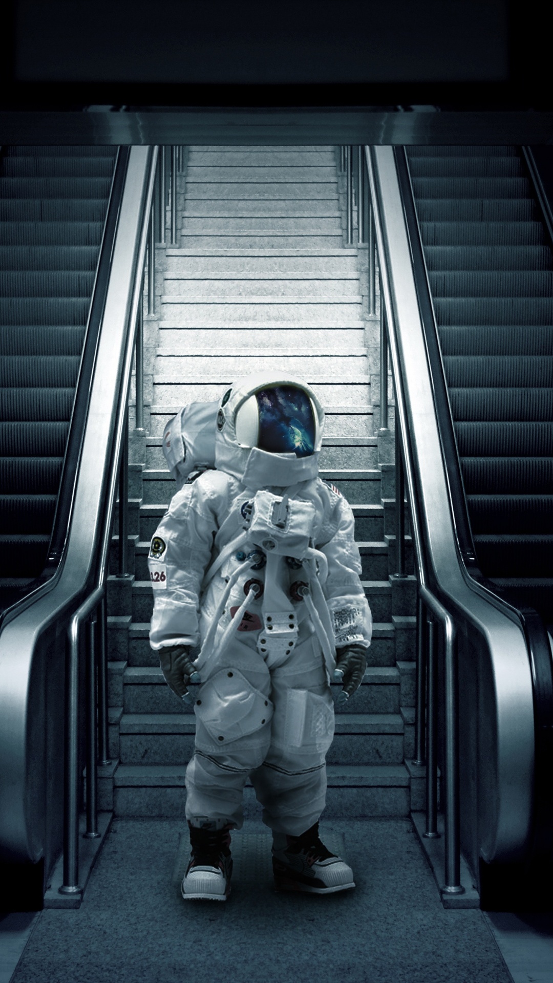 Обои эскалатор, темнота, космос, фигурка, астронавт в разрешении 1080x1920