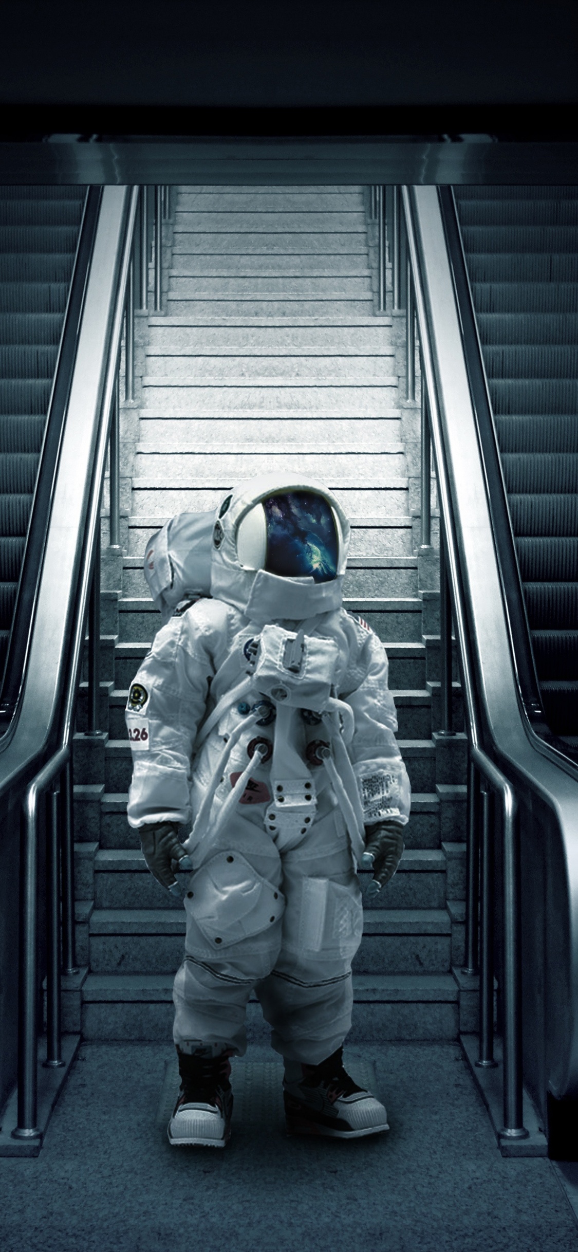 Обои эскалатор, темнота, космос, фигурка, астронавт в разрешении 1125x2436