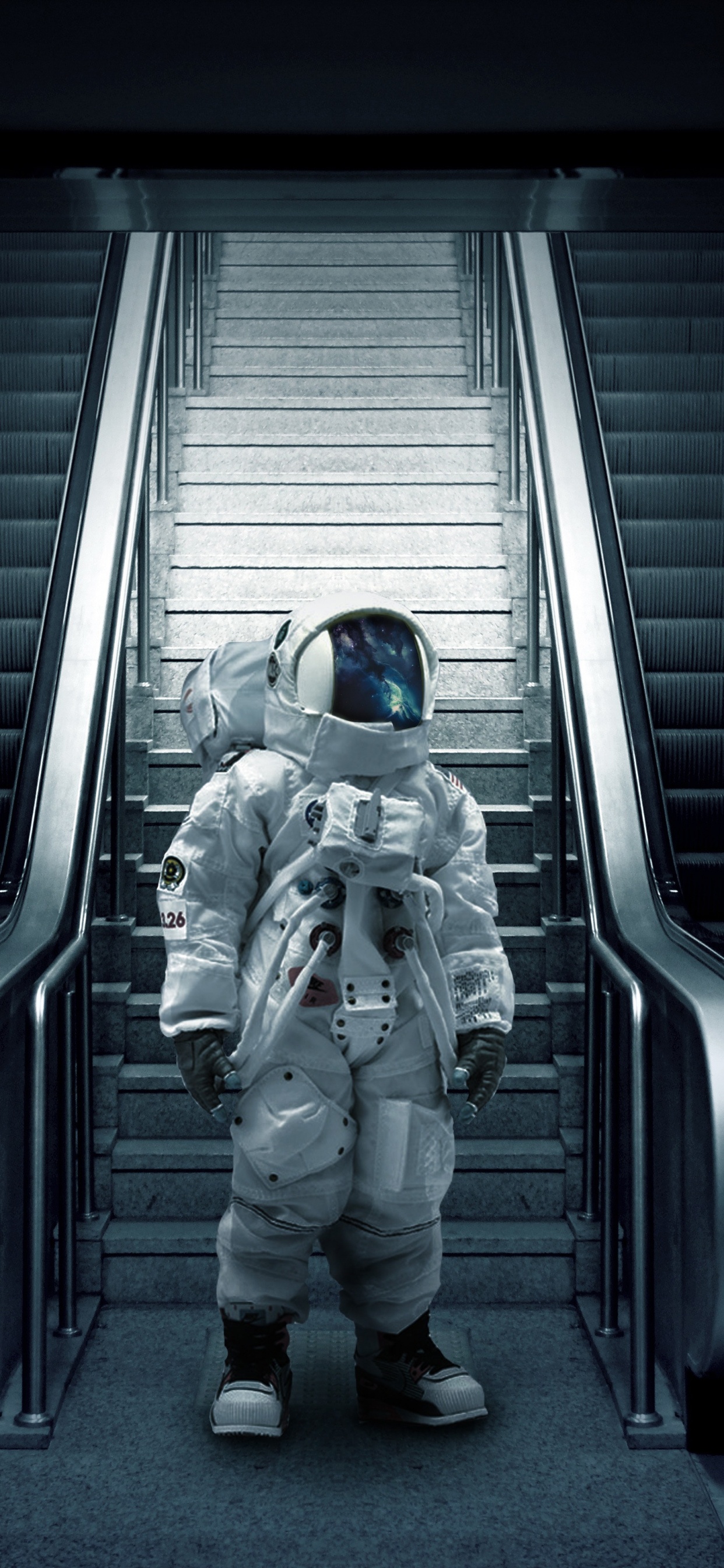 Обои эскалатор, темнота, космос, фигурка, астронавт в разрешении 1242x2688