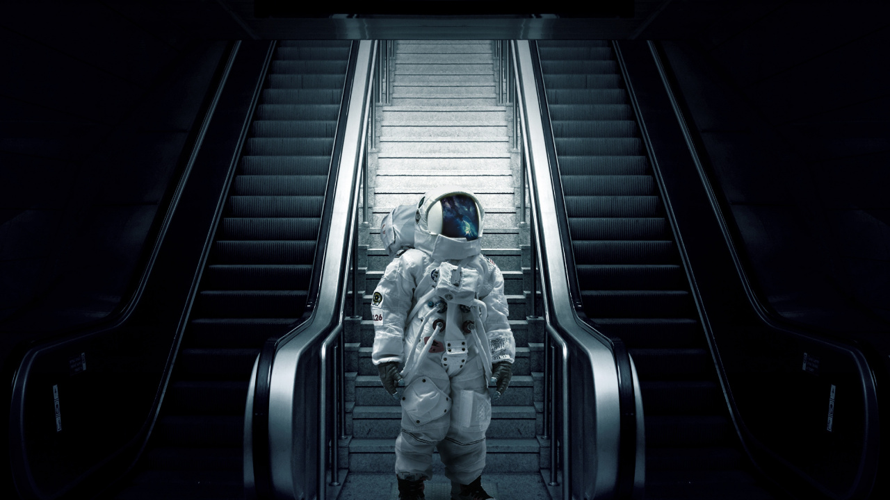 Обои эскалатор, темнота, космос, фигурка, астронавт в разрешении 1280x720