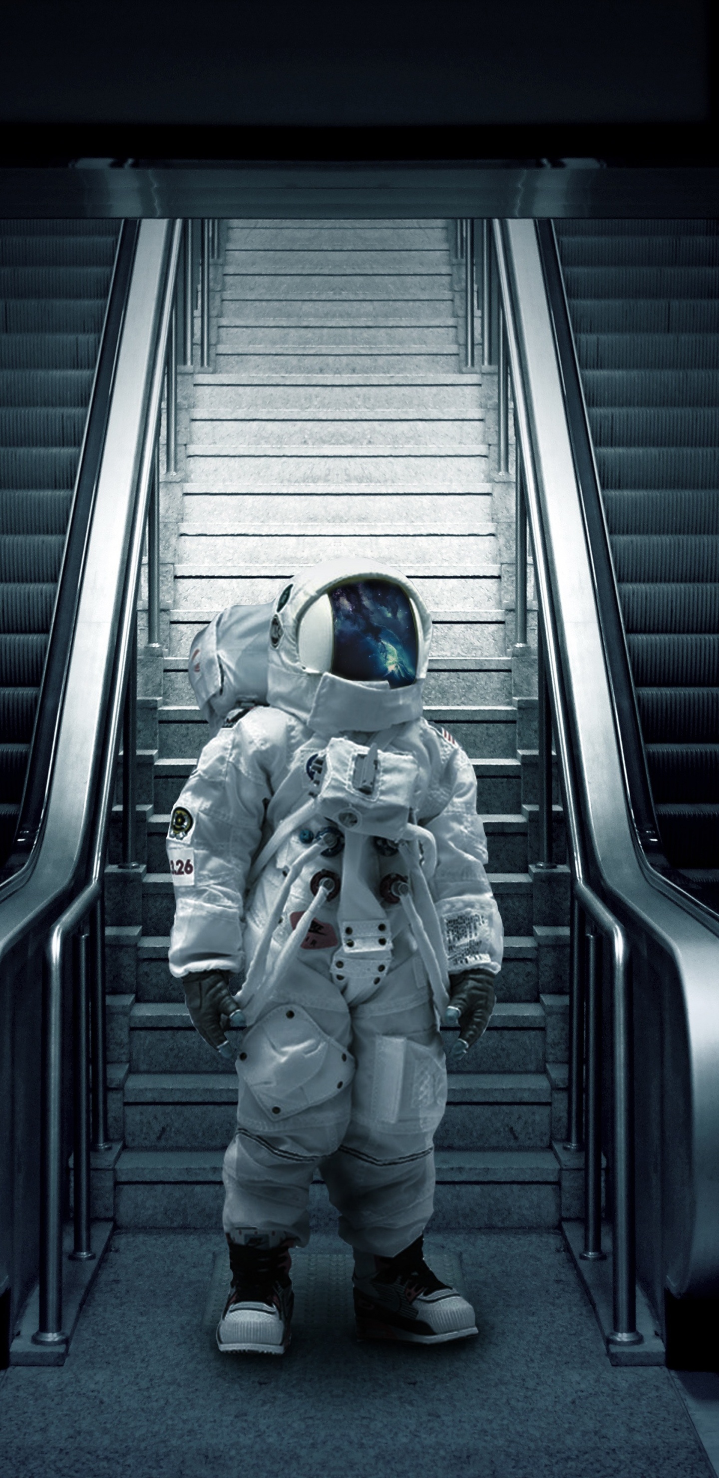 Обои эскалатор, темнота, космос, фигурка, астронавт в разрешении 1440x2960
