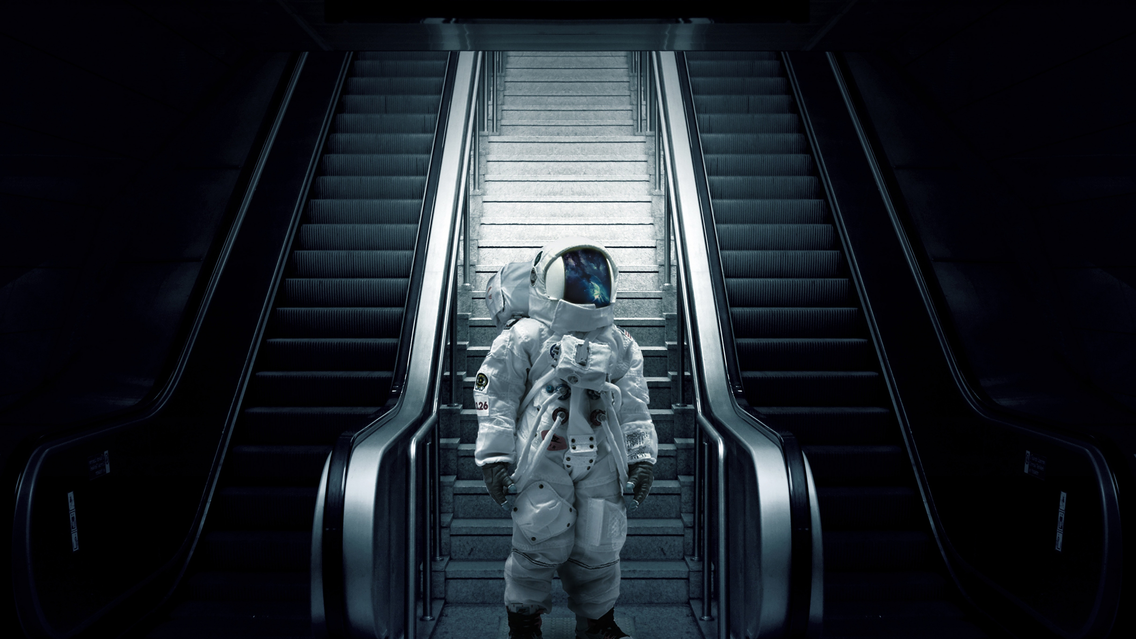 Обои эскалатор, темнота, космос, фигурка, астронавт в разрешении 3840x2160