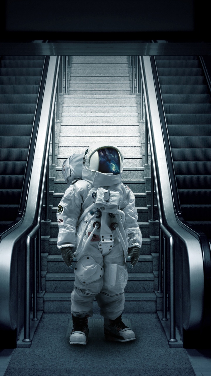 Обои эскалатор, темнота, космос, фигурка, астронавт в разрешении 720x1280