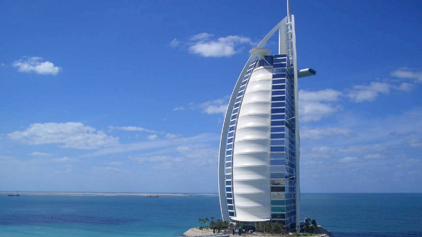 Обои Бурдж Аль араб, вышка, небоскреб, искусственный остров, здание в разрешении 1366x768