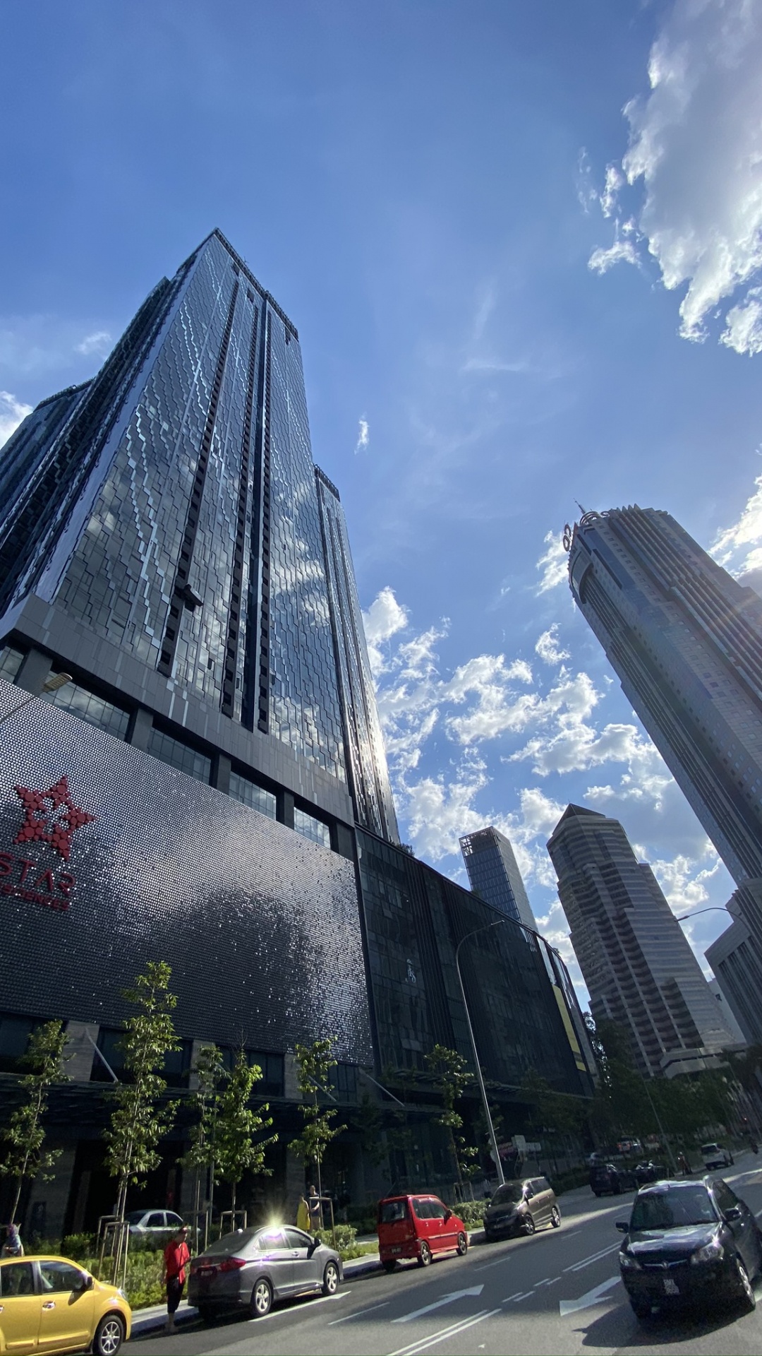 Обои небоскреб, дневное время, башня, инфраструктура, облако в разрешении 1080x1920