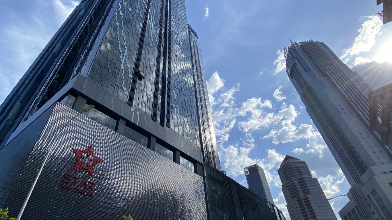 Обои небоскреб, дневное время, башня, инфраструктура, облако в разрешении 1366x768