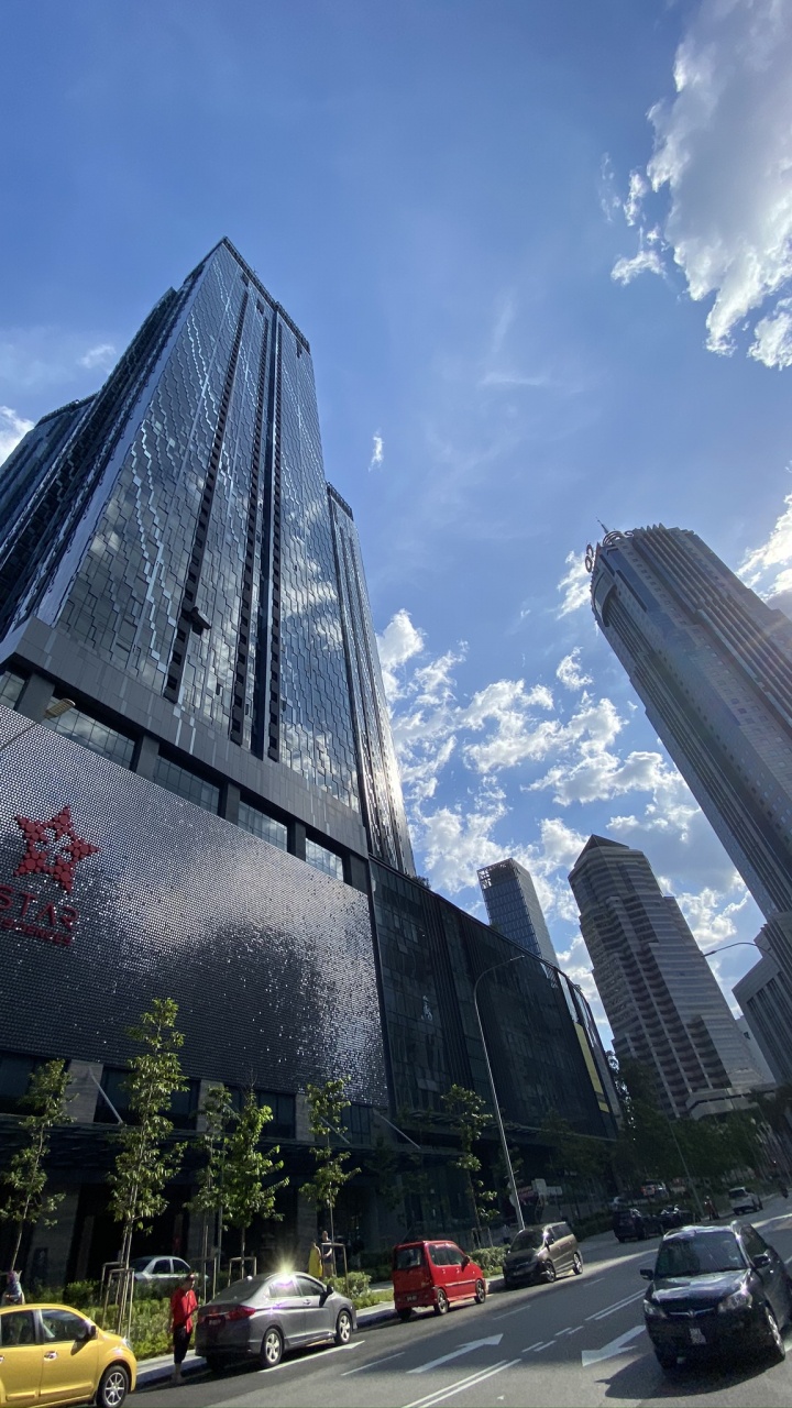 Обои небоскреб, дневное время, башня, инфраструктура, облако в разрешении 720x1280