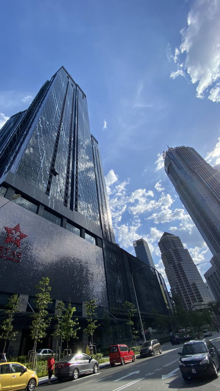 Обои небоскреб, дневное время, башня, инфраструктура, облако в разрешении 750x1334