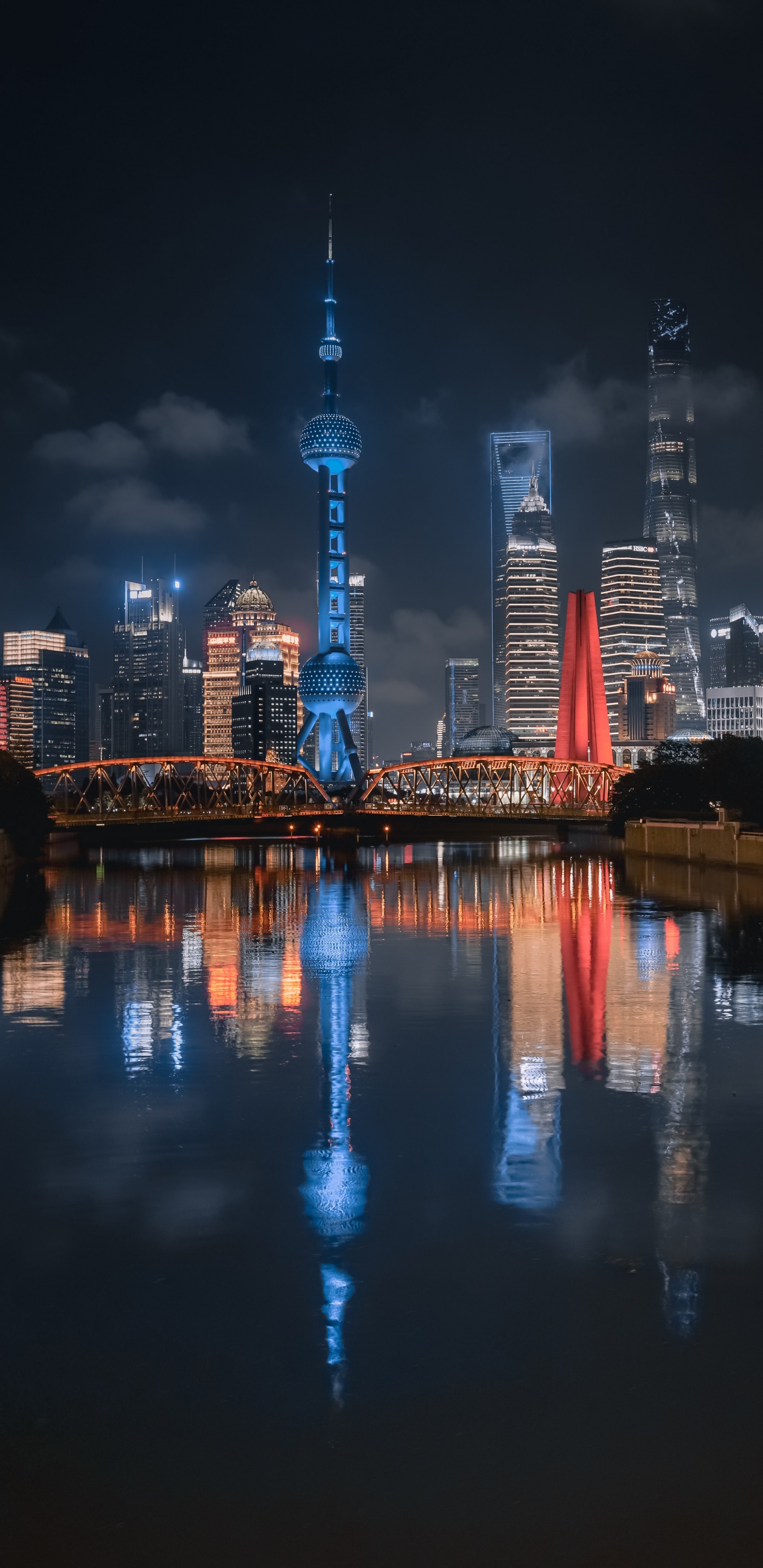Обои ночь, отражение, город, городской пейзаж, ориентир в разрешении 1440x2960
