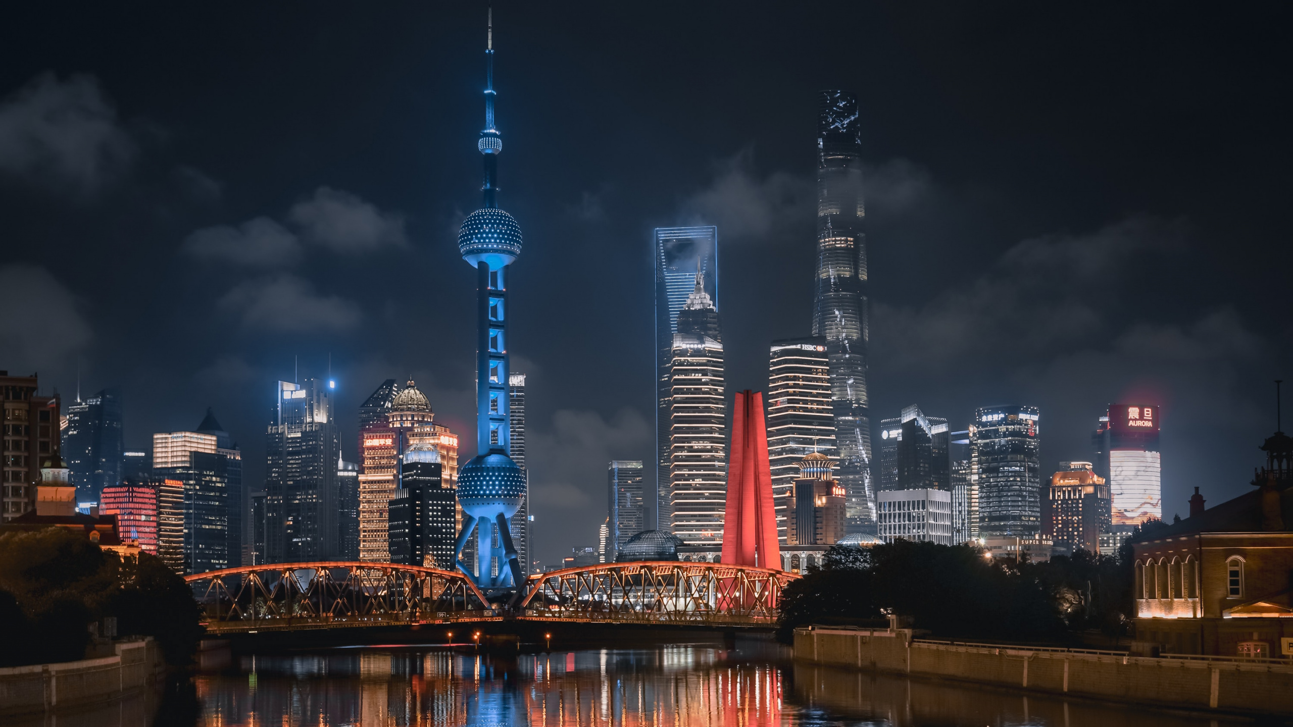 Обои ночь, отражение, город, городской пейзаж, ориентир в разрешении 2560x1440