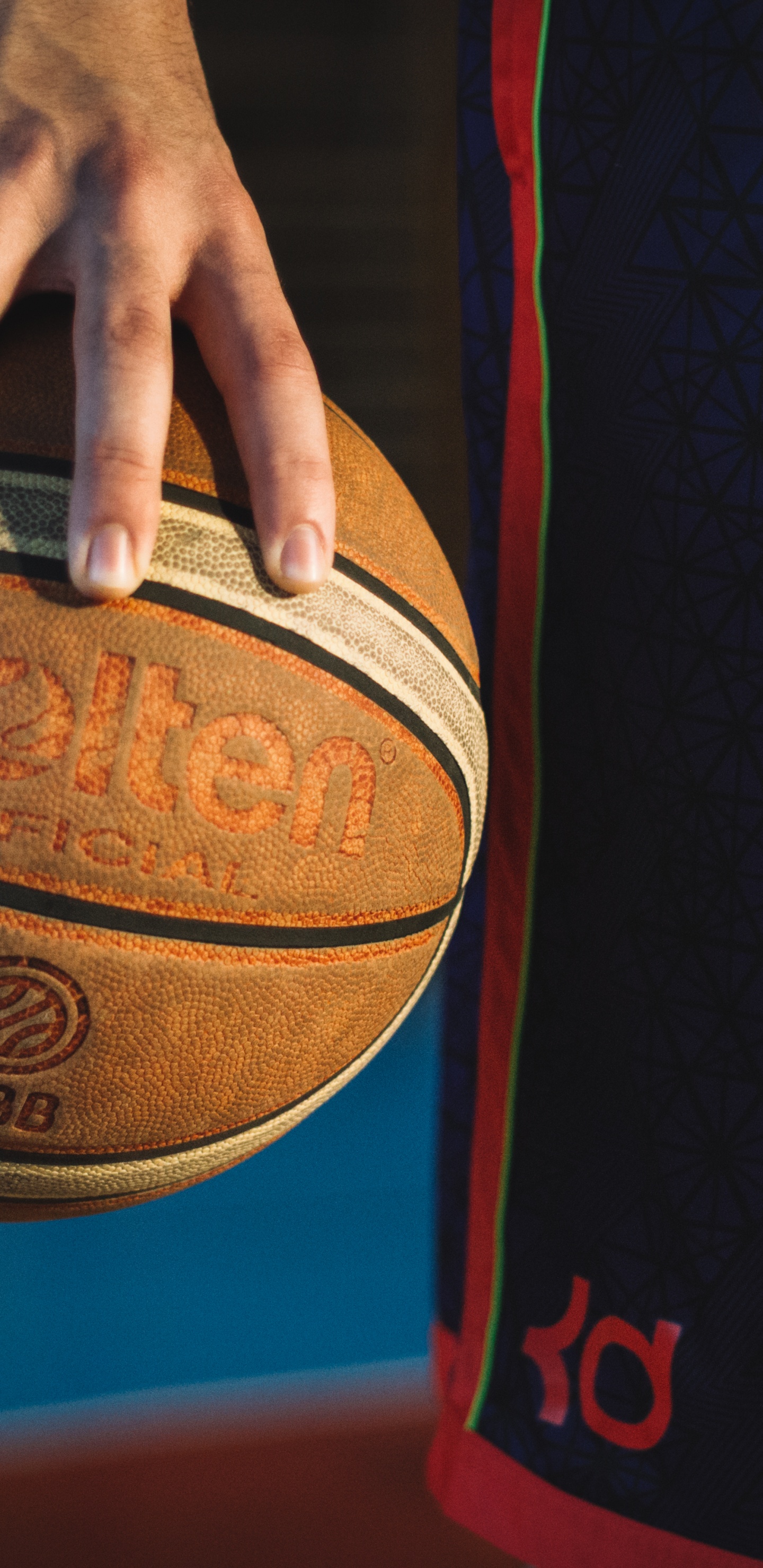 Обои мяч, командный вид спорта, Баскетбол, Баскетбол колледжа, занятие спортом в разрешении 1440x2960