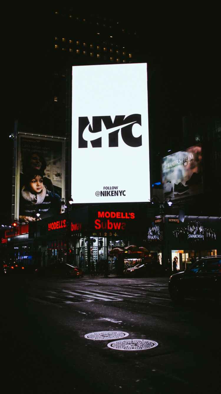 Обои ночь, город кармы, здание, автомобильное освещение, рекламный щит в разрешении 750x1334