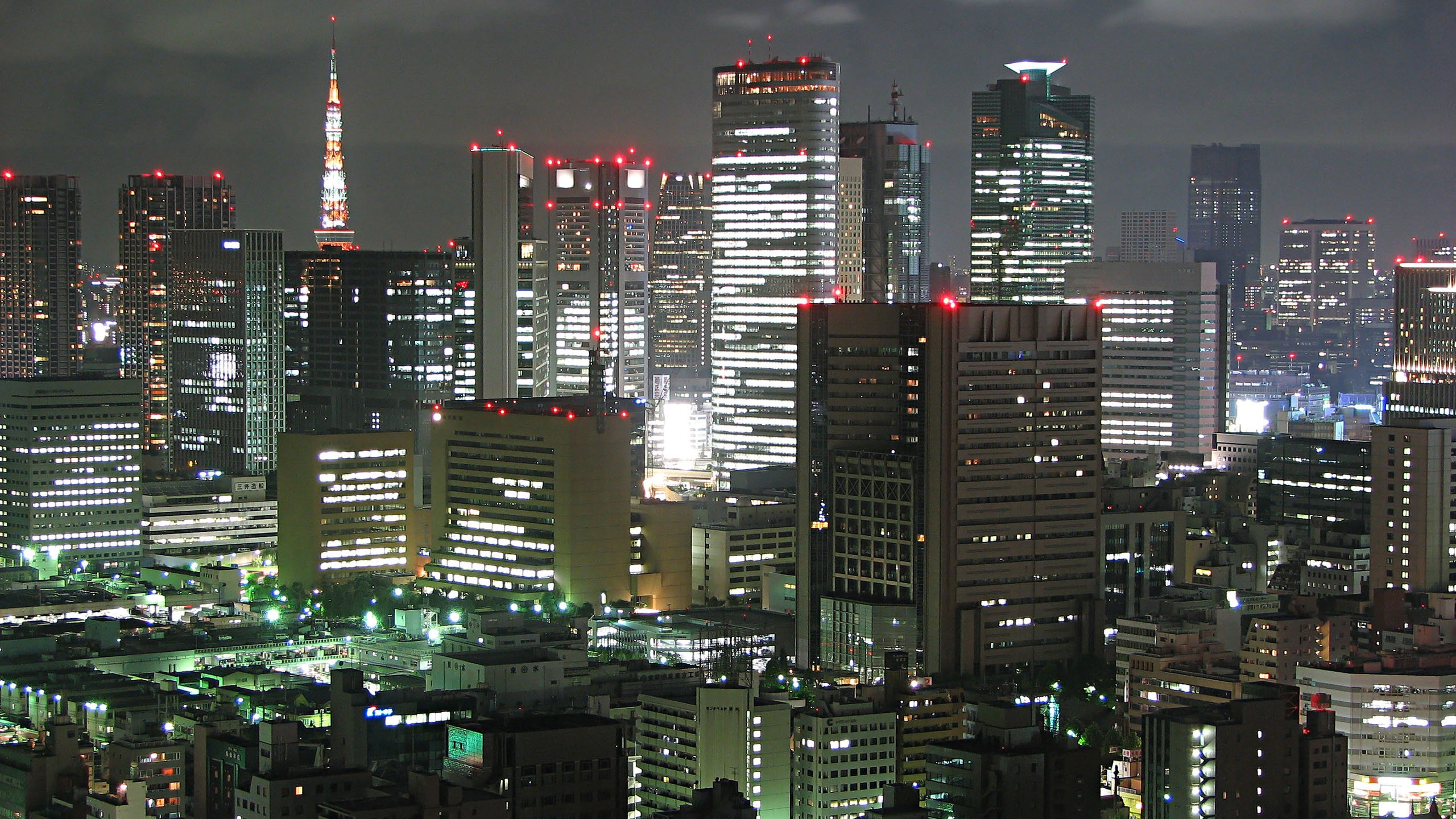 Обои ночь, городской пейзаж, город, метрополия, городской район в разрешении 2560x1440