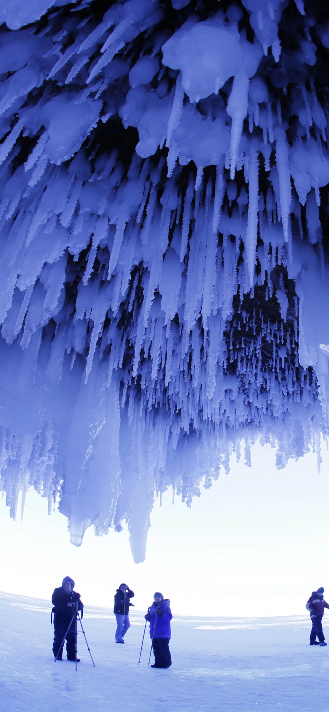 Обои Верхнее озеро ледяных пещер, Апостол Острова, ледяная пещера, пещера, озеро в разрешении 1125x2436