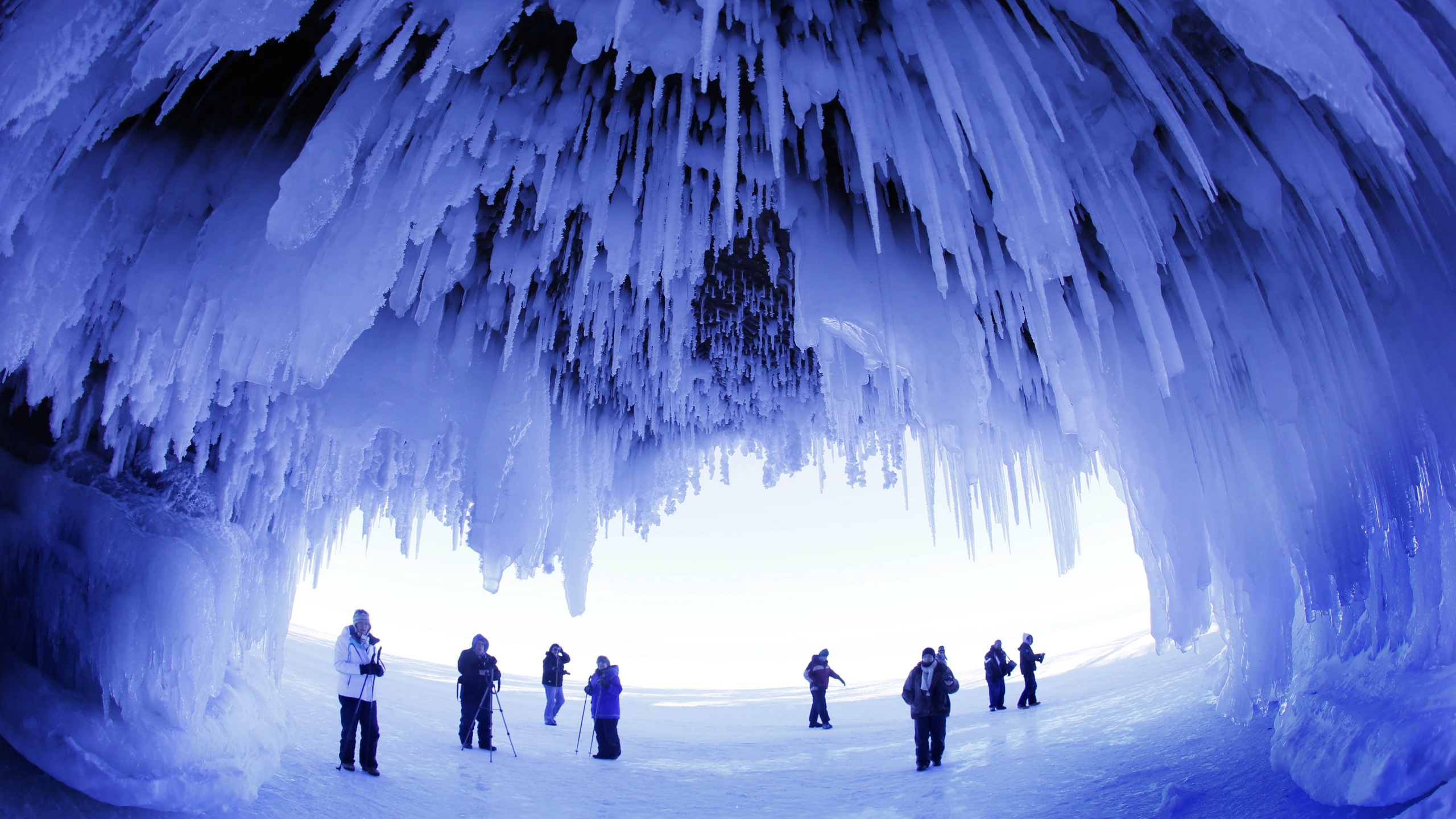 Обои Верхнее озеро ледяных пещер, Апостол Острова, ледяная пещера, пещера, озеро в разрешении 2560x1440