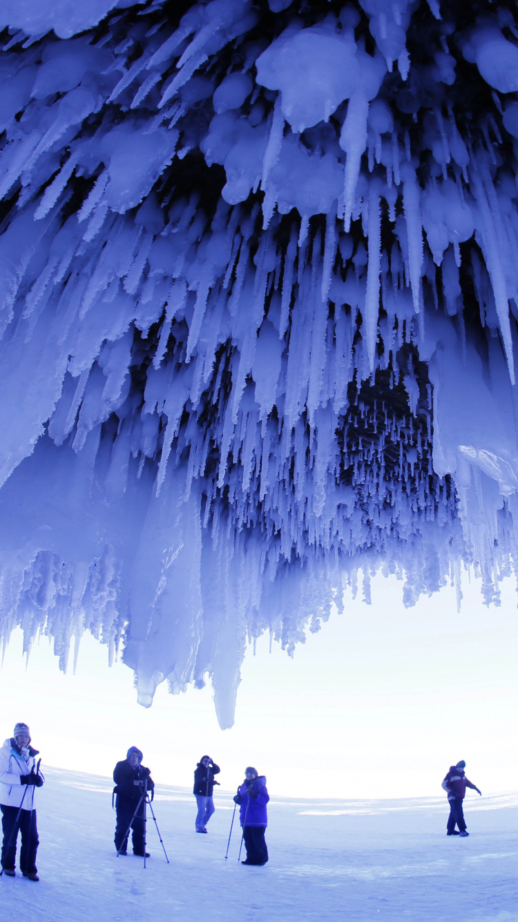 Обои Верхнее озеро ледяных пещер, Апостол Острова, ледяная пещера, пещера, озеро в разрешении 750x1334