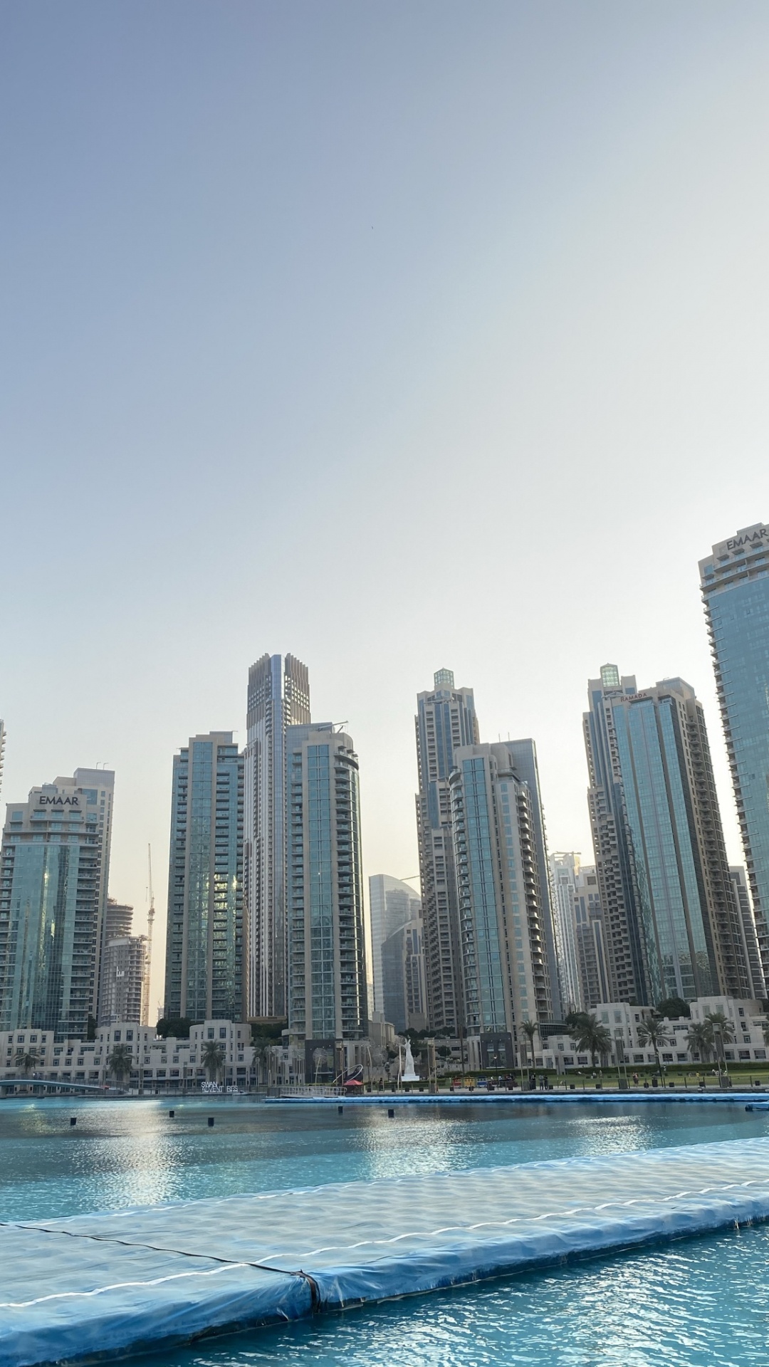 Обои Дубай, небоскреб, башня, дневное время, город в разрешении 1080x1920