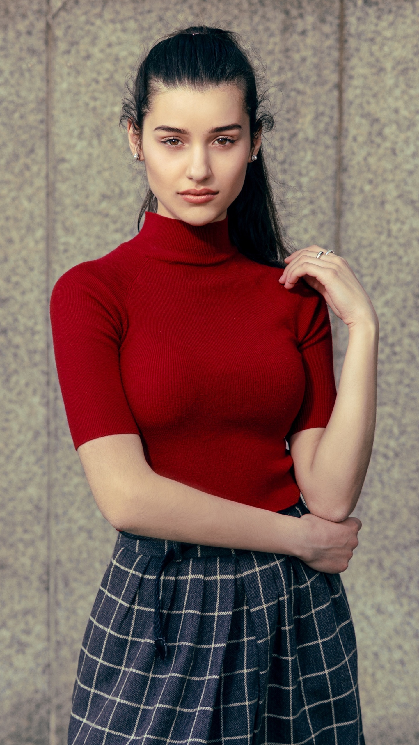 Обои одежда, плед, плечо, шотландка, красный цвет в разрешении 1440x2560