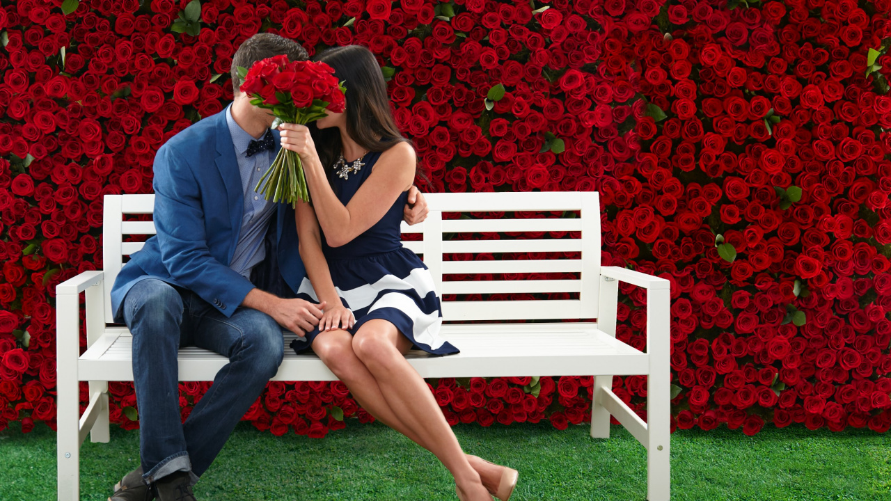 Обои красный цвет, сидящий, нога, взаимодействие, роман в разрешении 1280x720