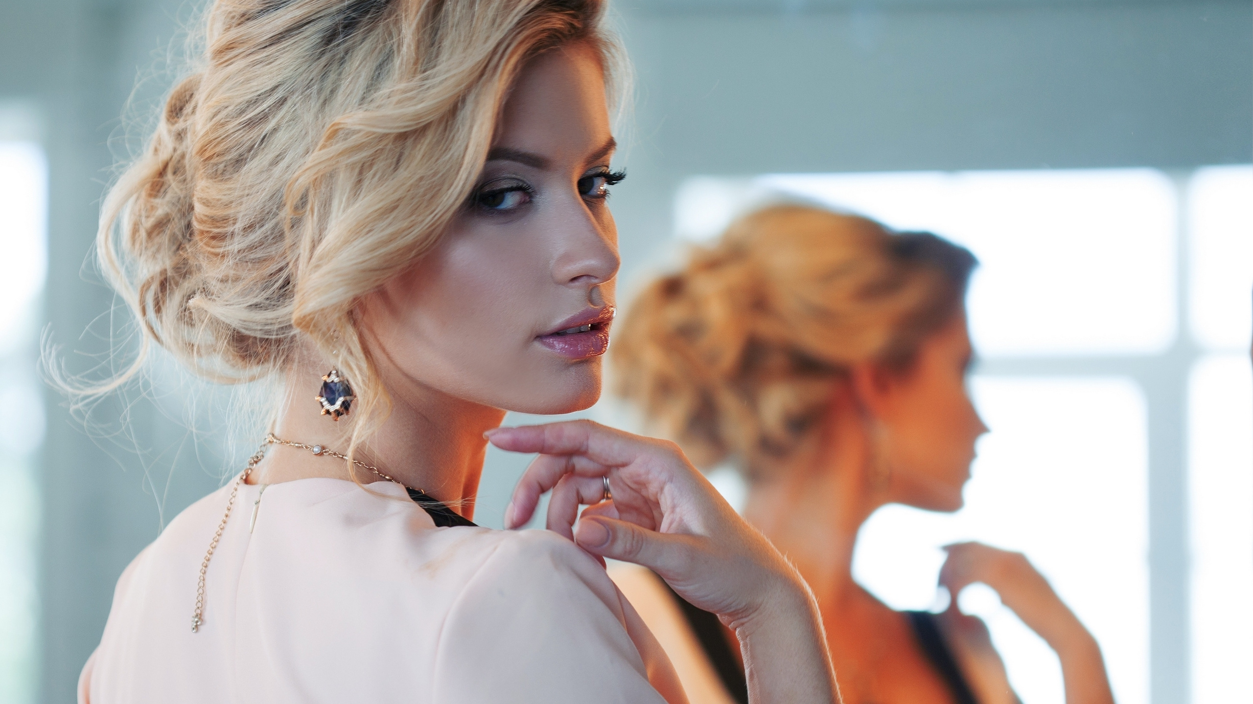 Обои иллюстрация, губа, подбородок, бровь, плечо в разрешении 2560x1440