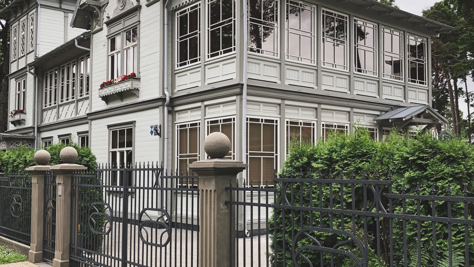 Обои Хаус, окно, растение, свойство, соседство в разрешении 1920x1080