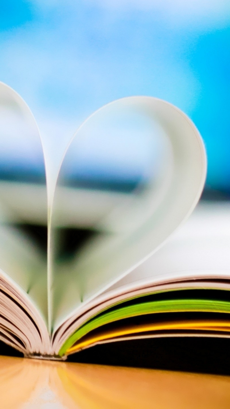Обои книга, чтение, любовь, сердце, макросъемка в разрешении 750x1334