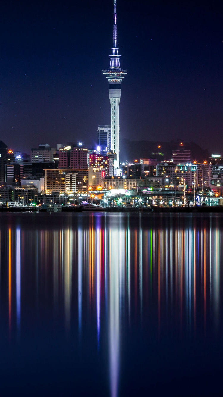 Обои городской пейзаж, город, ночь, отражение, городской район в разрешении 750x1334