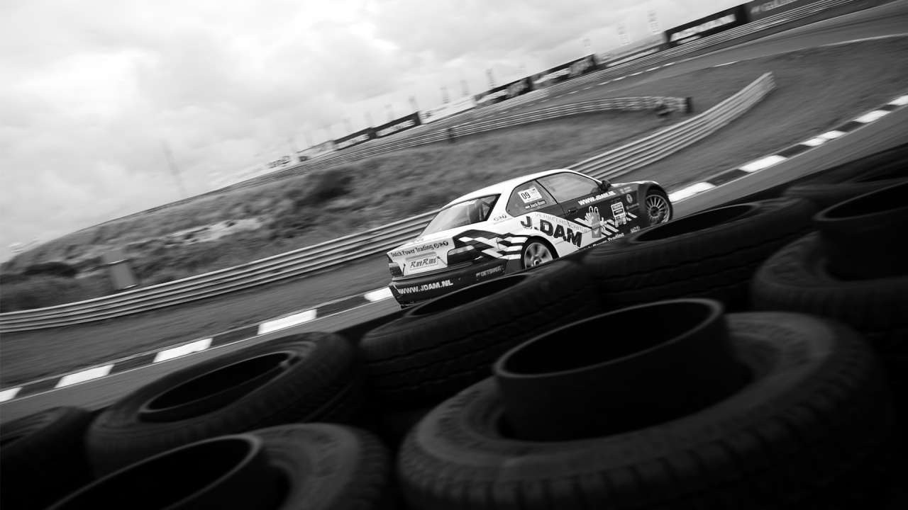 Обои ипподром, автогонки, сплочение, автомобильные шины, черный и белый в разрешении 1280x720
