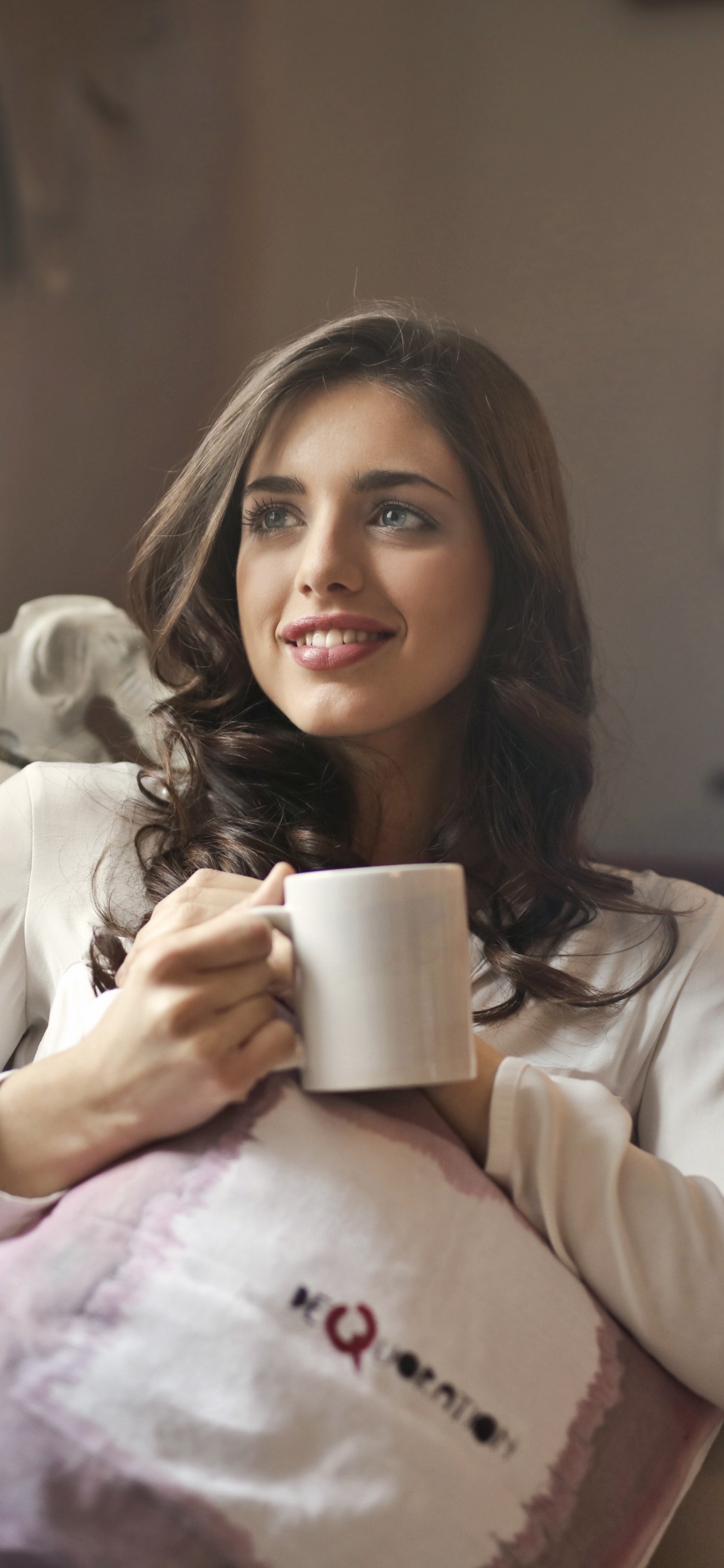 Обои сидящий, портрет, улыбка, комната, Не упустите эту продажу в разрешении 1125x2436