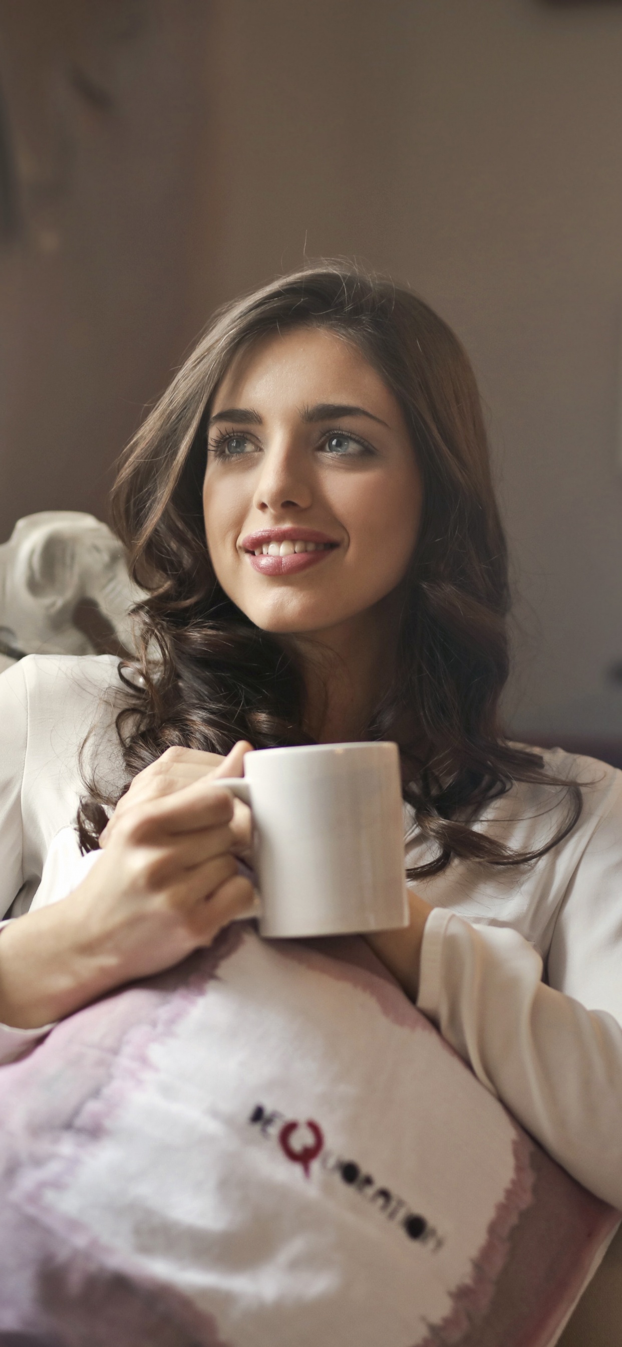 Обои сидящий, портрет, улыбка, комната, Не упустите эту продажу в разрешении 1242x2688