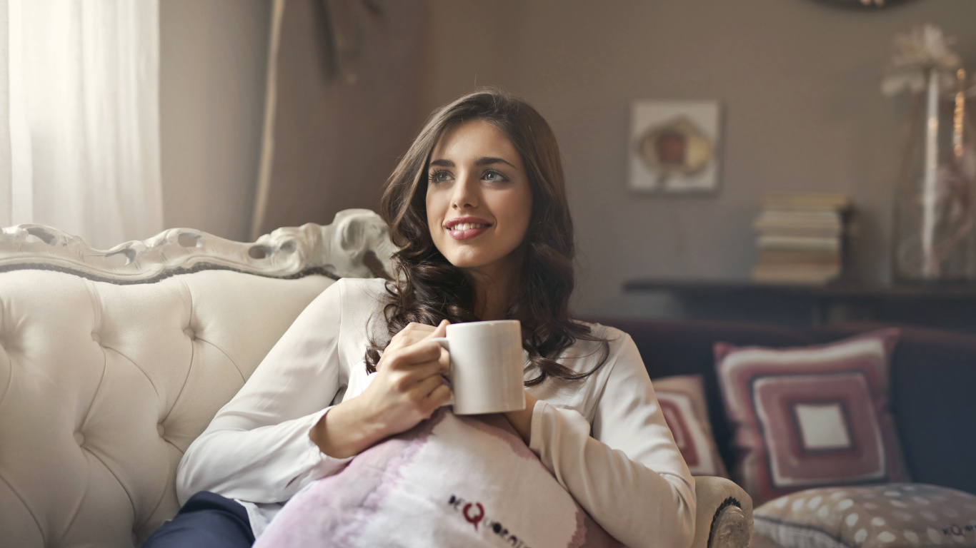 Обои сидящий, портрет, улыбка, комната, Не упустите эту продажу в разрешении 1366x768