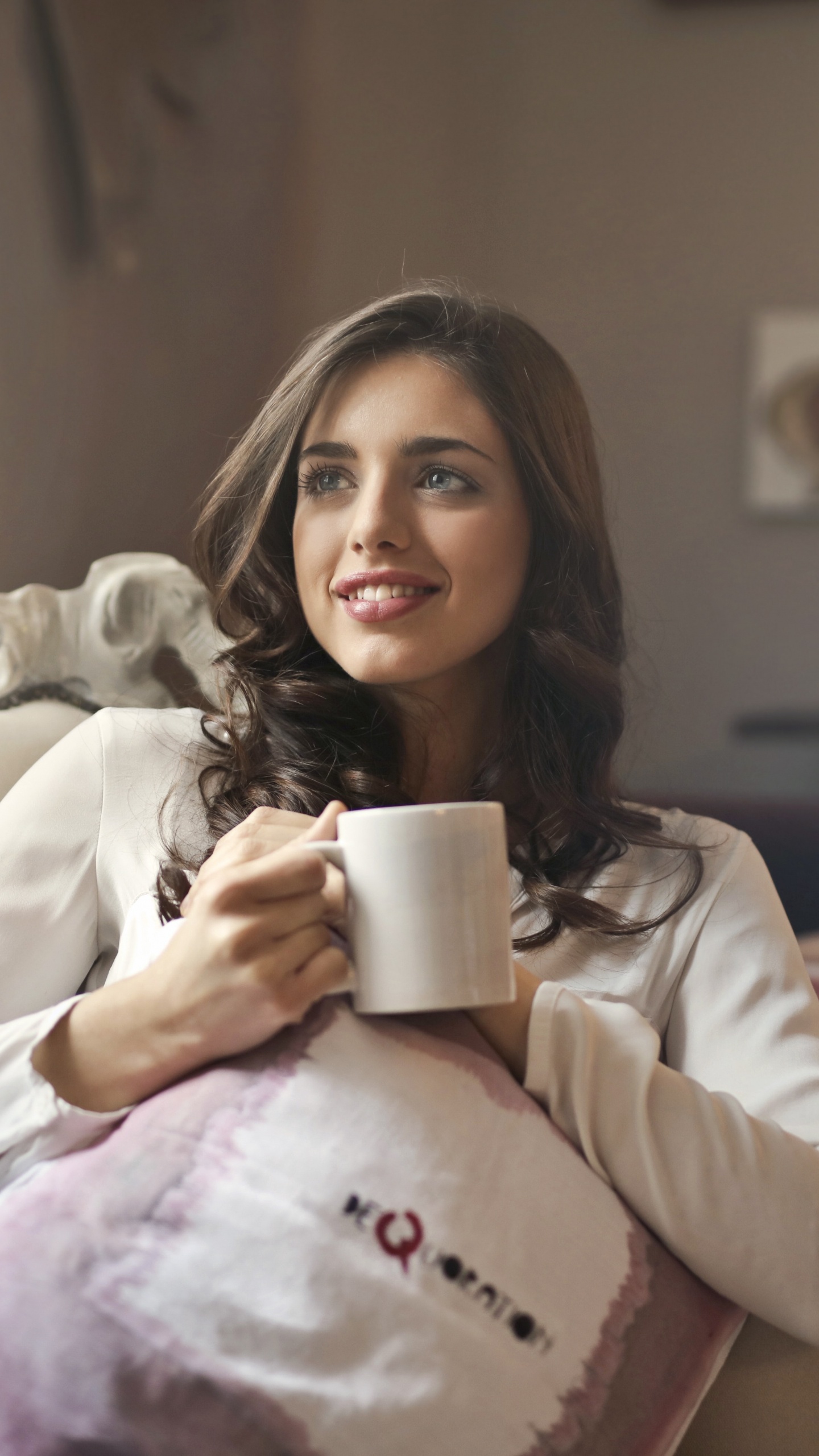 Обои сидящий, портрет, улыбка, комната, Не упустите эту продажу в разрешении 1440x2560