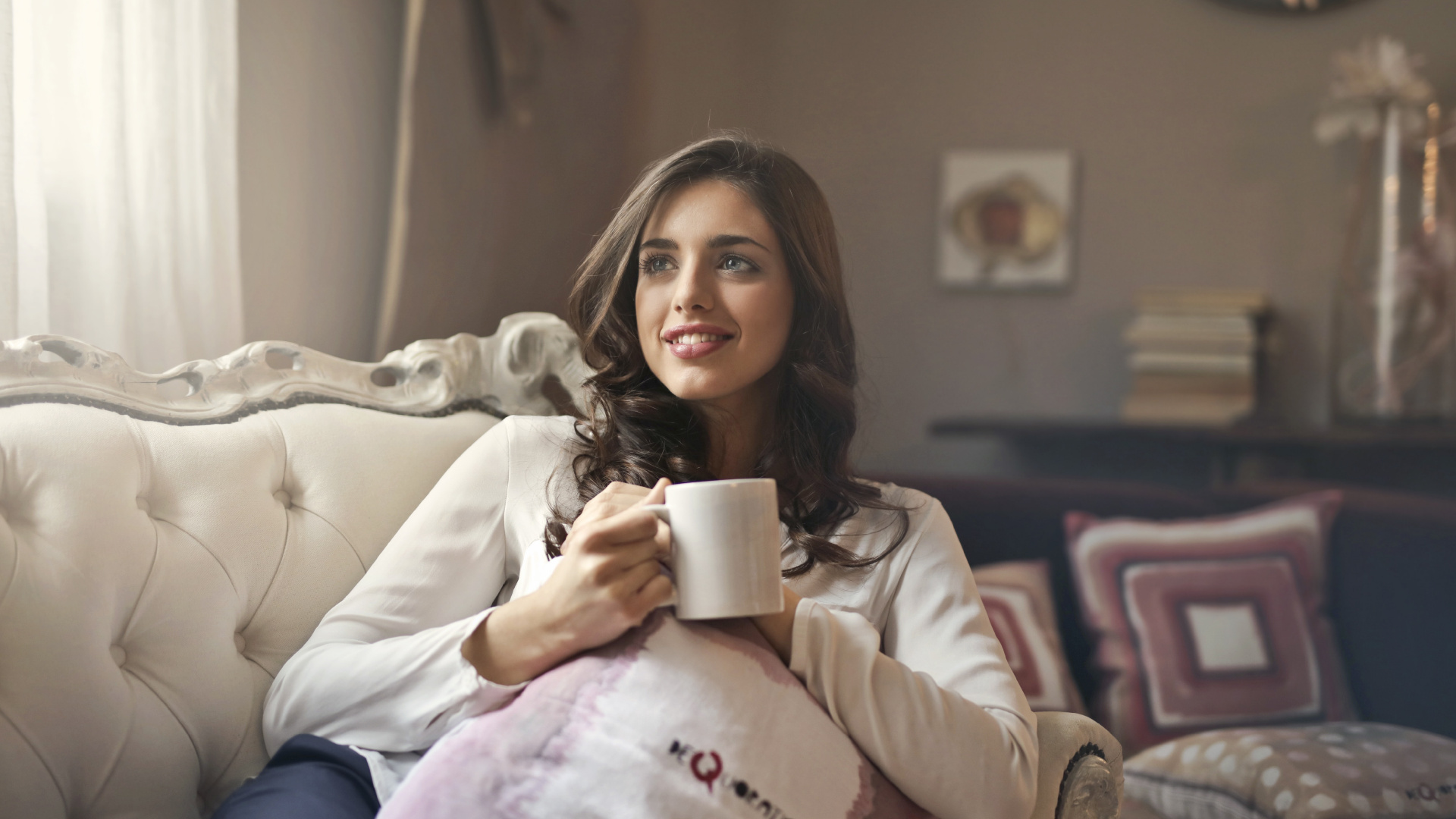 Обои сидящий, портрет, улыбка, комната, Не упустите эту продажу в разрешении 1920x1080