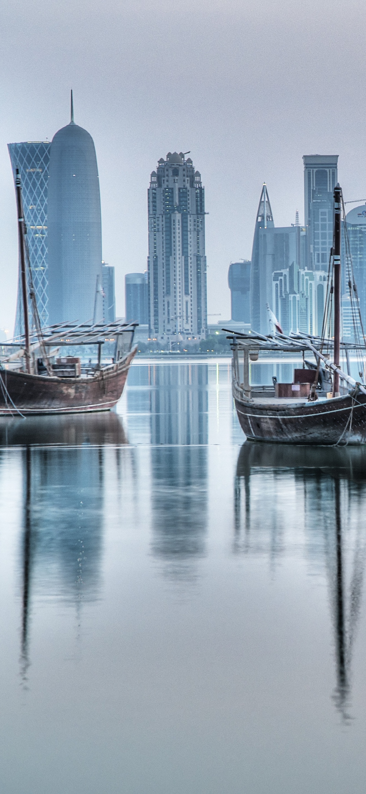 Обои перевозка воды, город, лодка, городской пейзаж, населенный пункт в разрешении 1242x2688