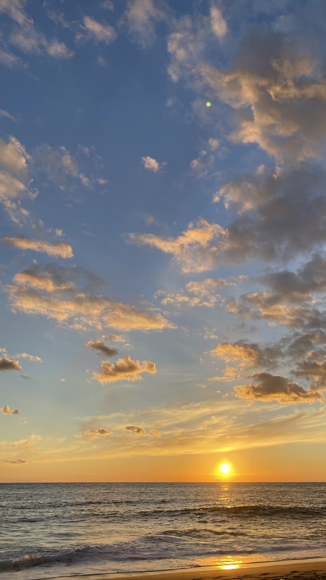 Обои Северный хостел, облако, вода, атмосфера, послесвечение в разрешении 1080x1920