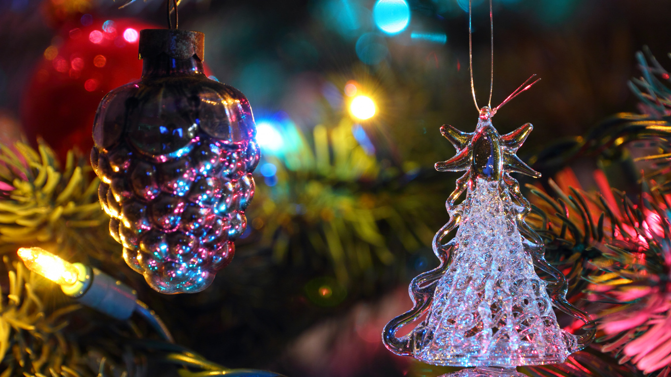 Обои елка, рождественский орнамент, Рождественский день, Рождественские огни, Рождество в разрешении 1366x768