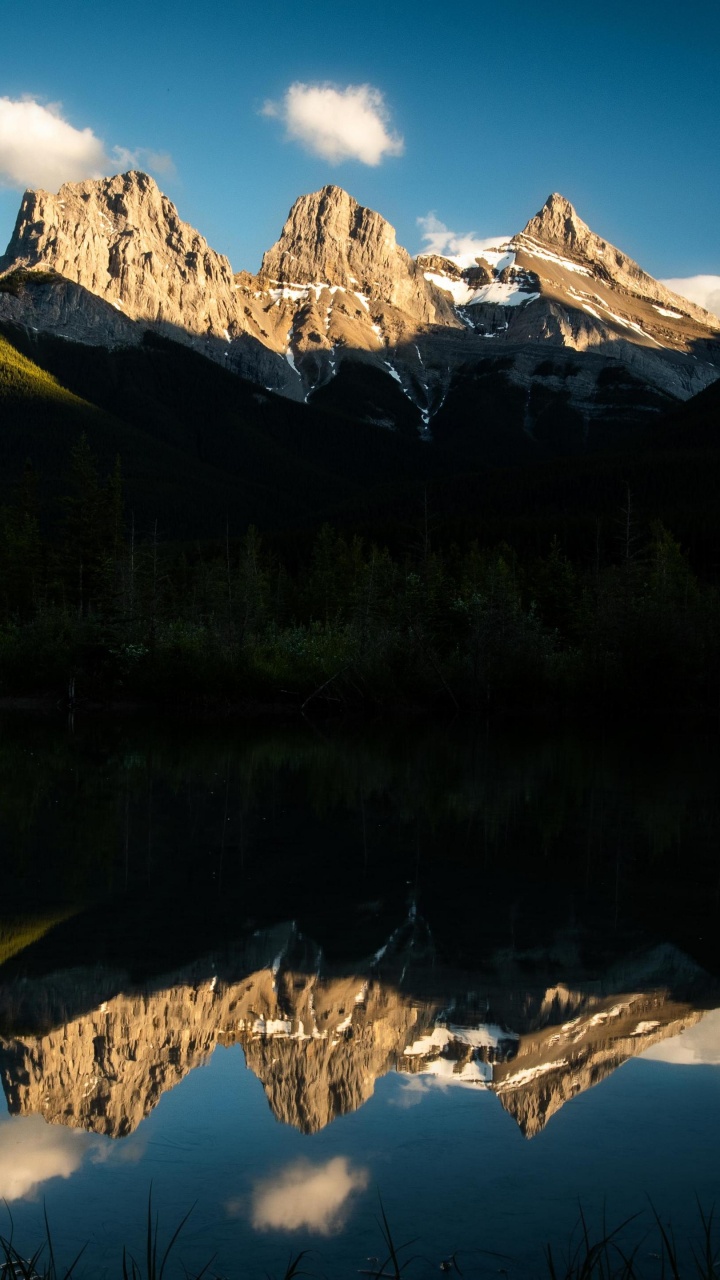 Обои облако, вода, гора, свет, природа в разрешении 720x1280