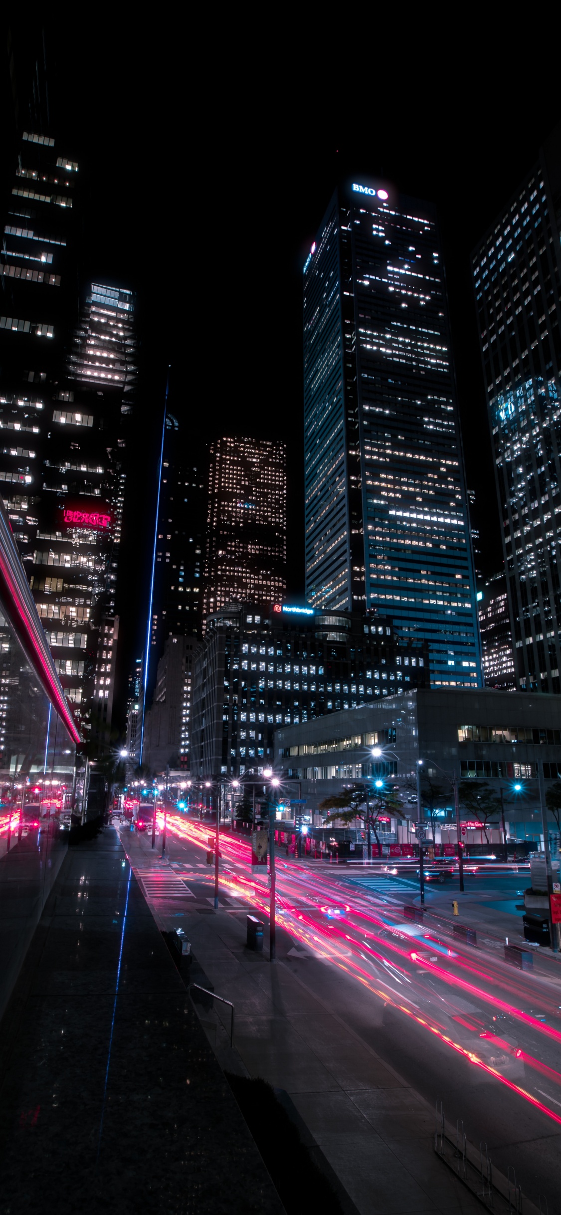 Обои свет, инфраструктура, высотное здание, уличный фонарь, ориентир в разрешении 1125x2436