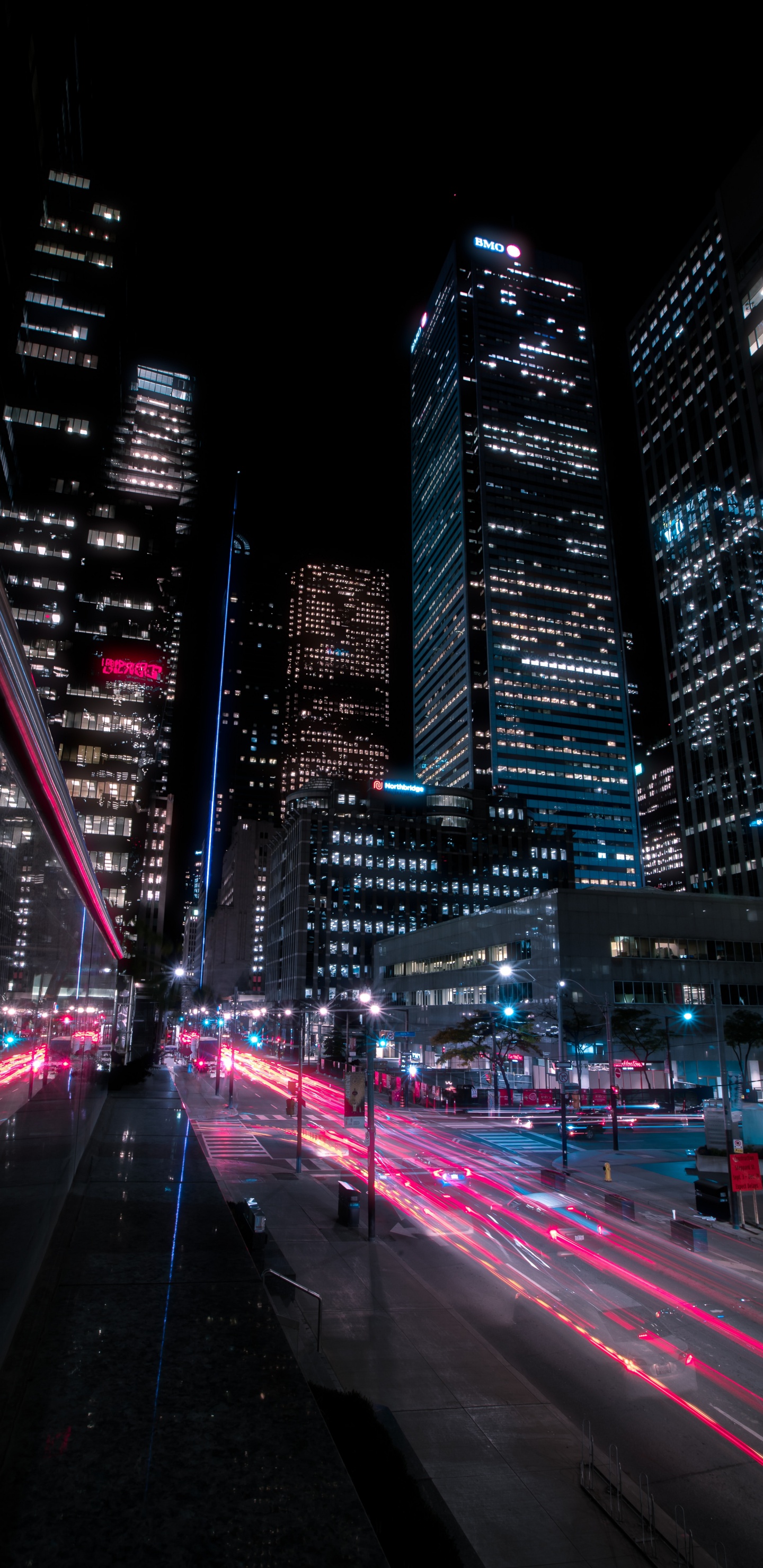 Обои свет, инфраструктура, высотное здание, уличный фонарь, ориентир в разрешении 1440x2960