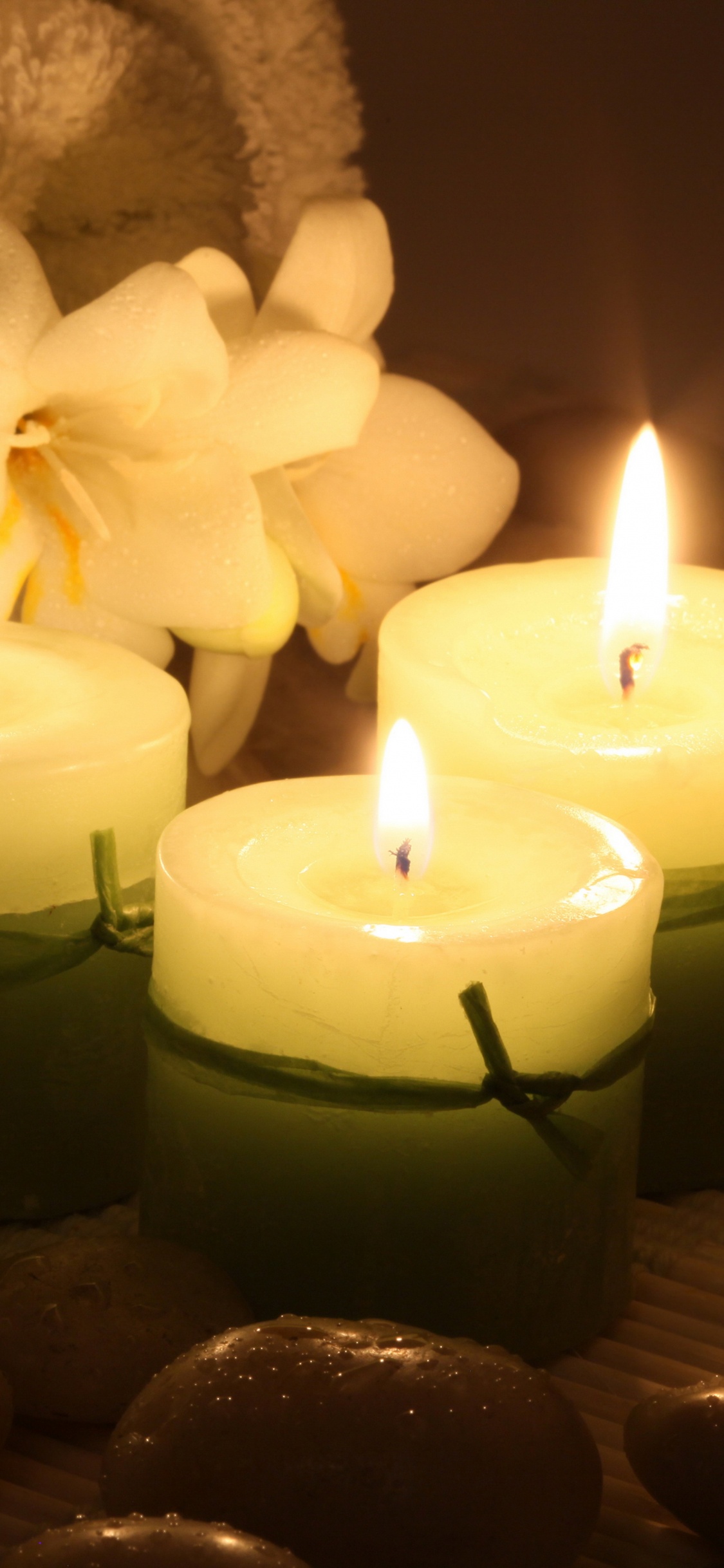 Обои полотенце, свеча, освещение, свет, пламя в разрешении 1125x2436