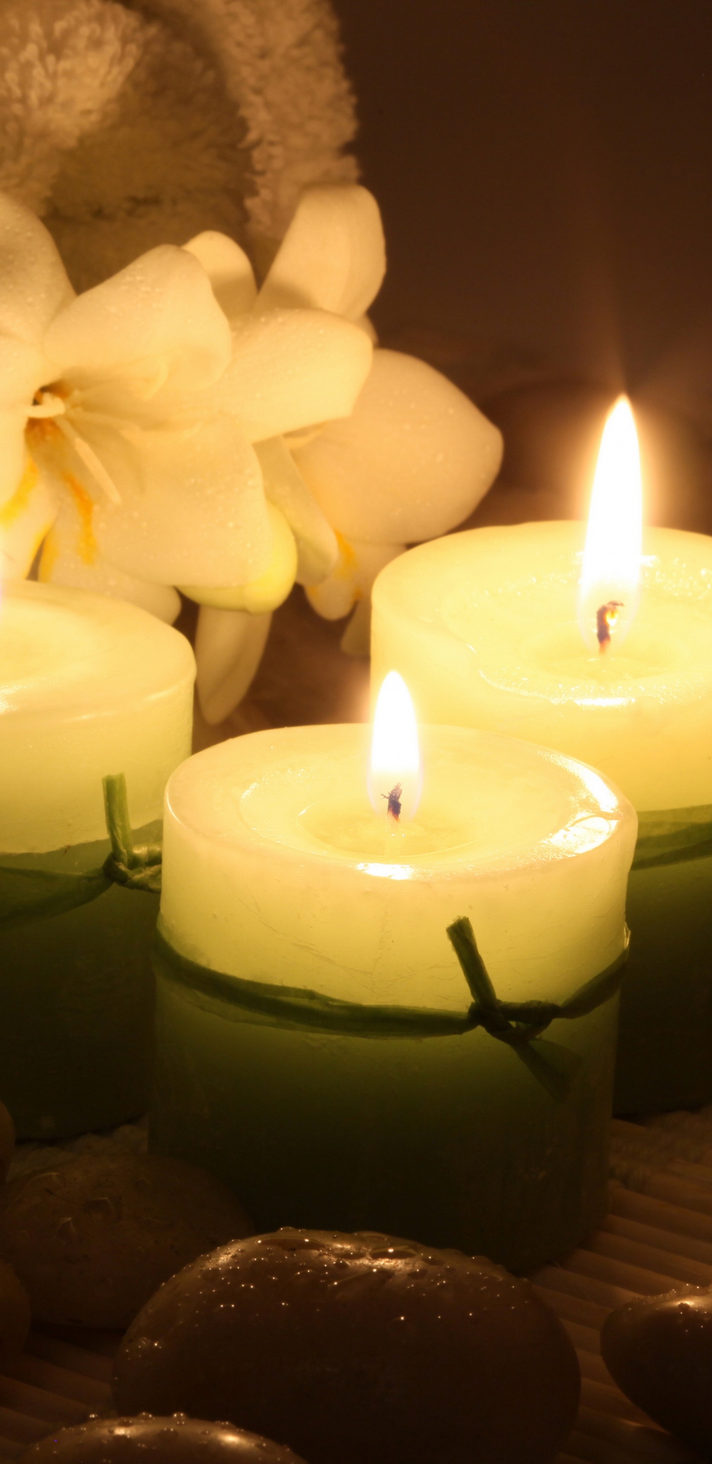 Обои полотенце, свеча, освещение, свет, пламя в разрешении 1440x2960