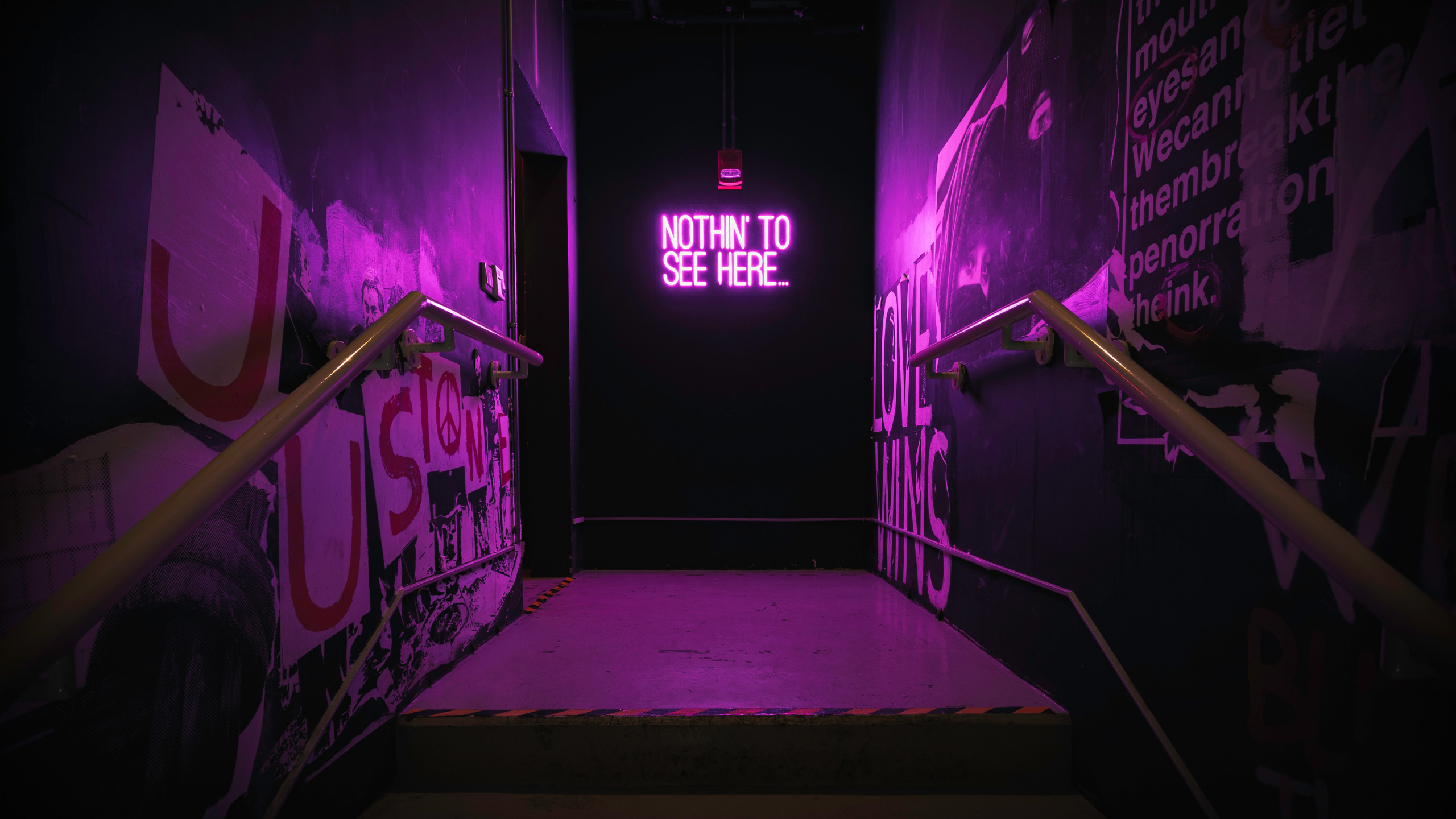 Обои неон, неоновая вывеска, неоновое освещение, пурпур, дверь в разрешении 2560x1440