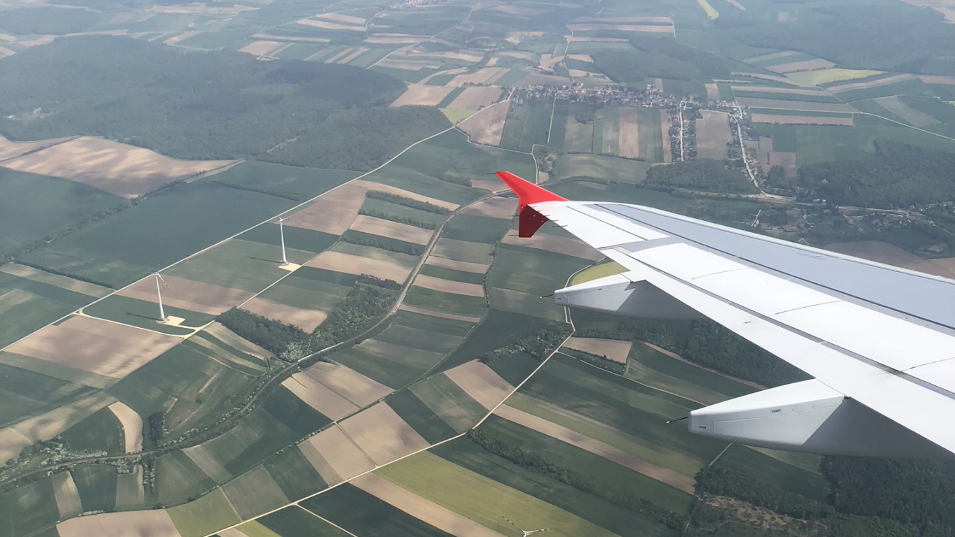 Обои самолет, самолеты, авиалайнер, воздушное путешествие, атмосфера в разрешении 1366x768